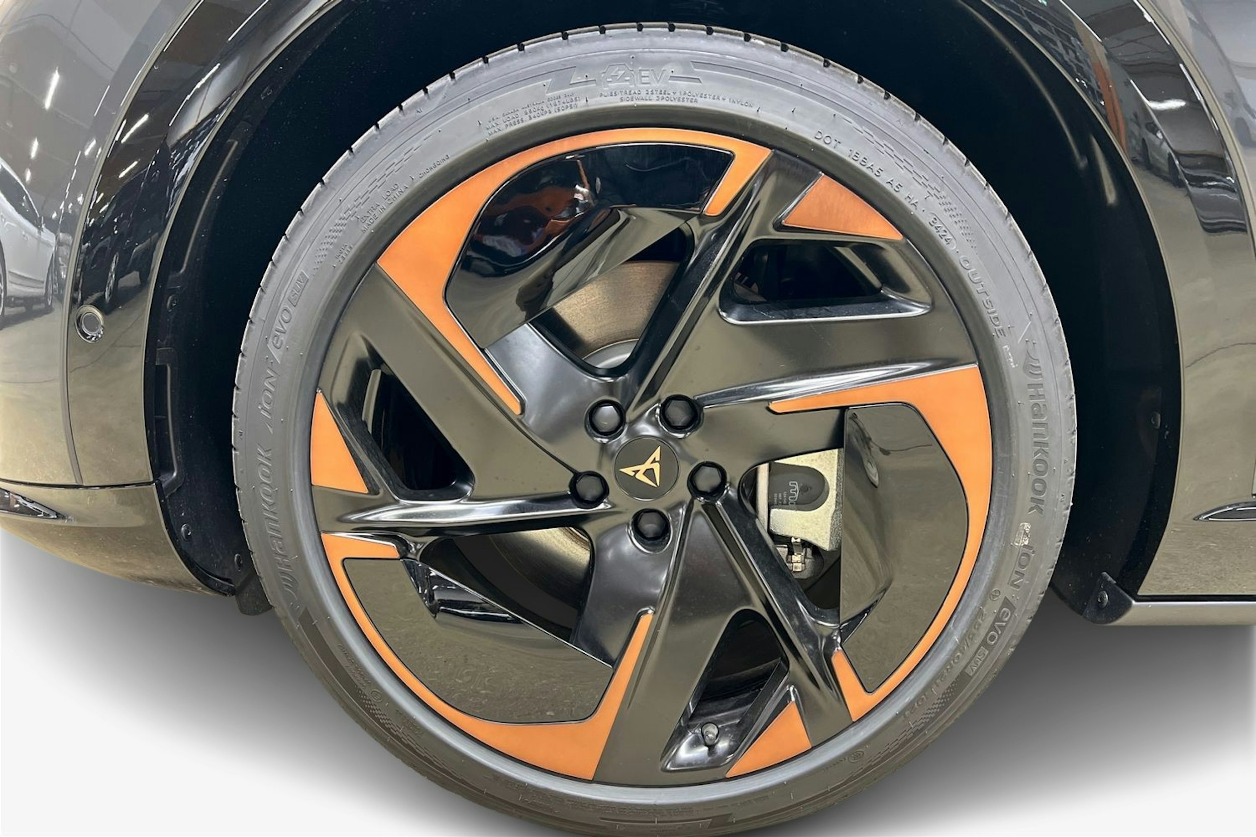 harmaa CUPRA Tavascan 2026 kuva 9.