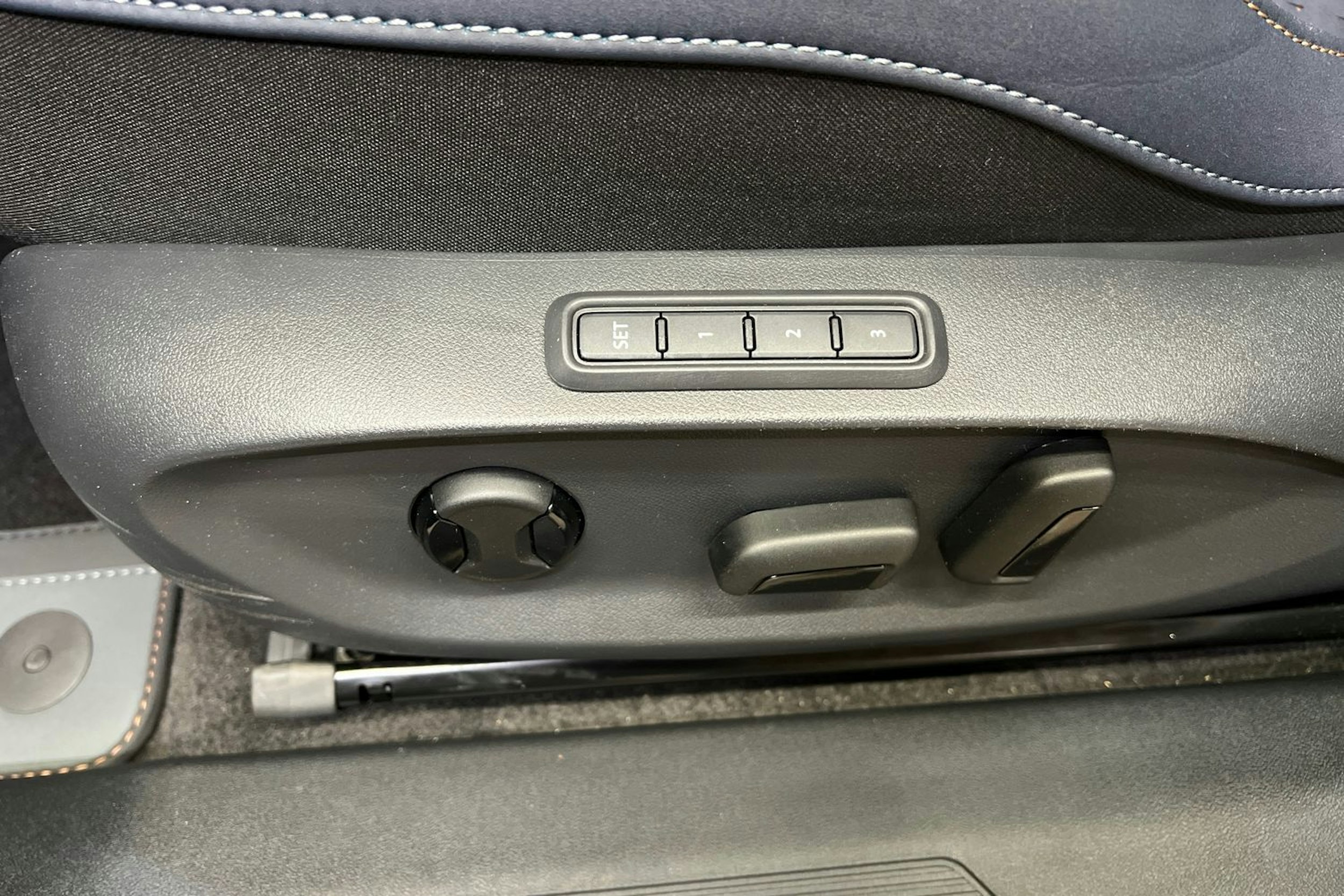 harmaa CUPRA Tavascan 2026 kuva 11.