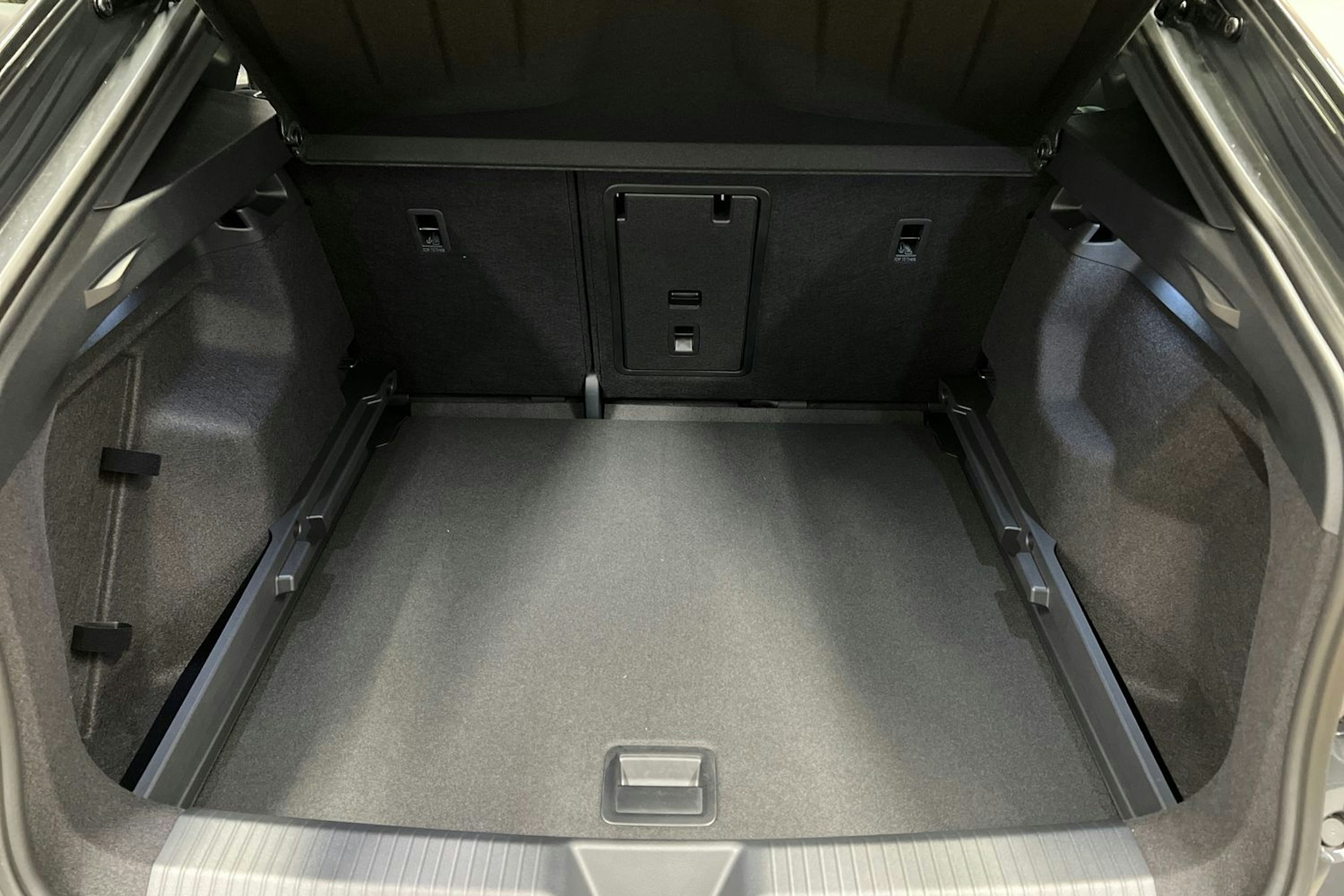 harmaa CUPRA Tavascan 2026 kuva 14.