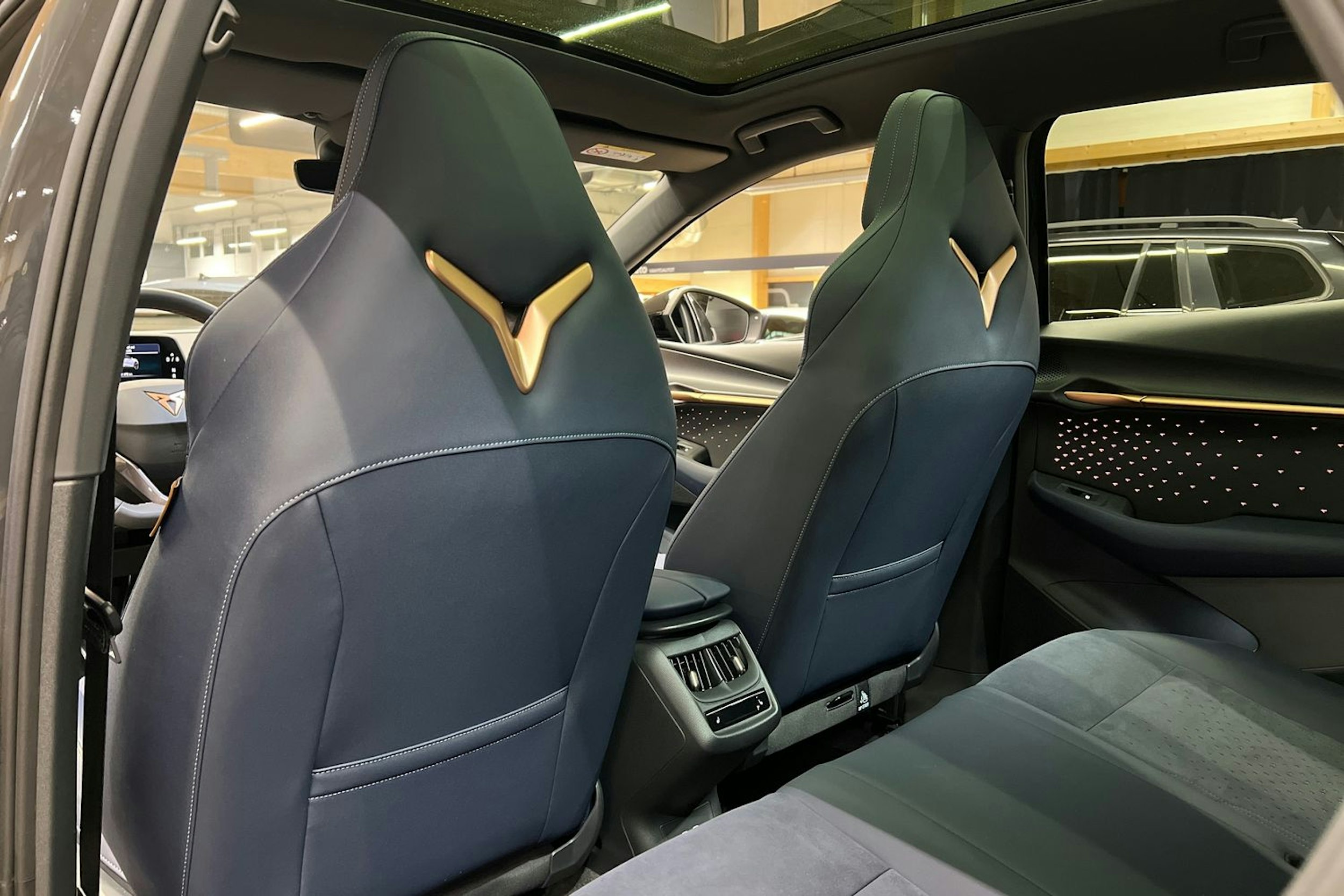 harmaa CUPRA Tavascan 2026 kuva 15.