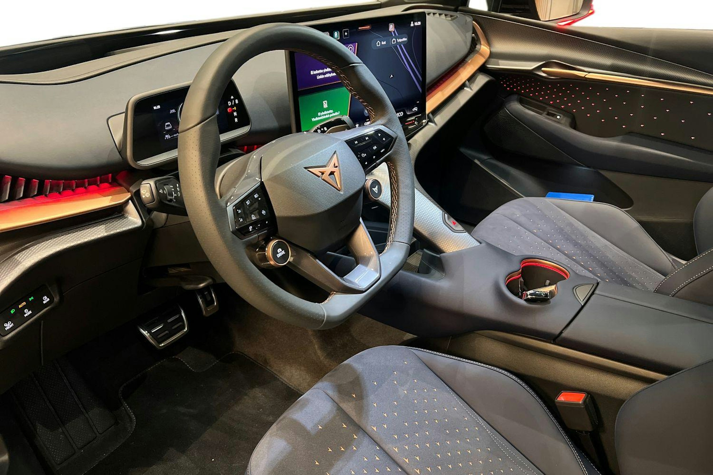 harmaa CUPRA Tavascan 2026 kuva 6.