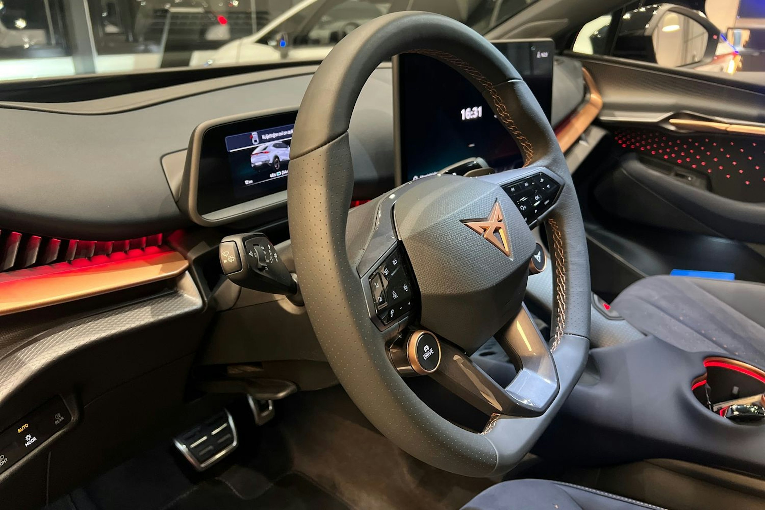 harmaa CUPRA Tavascan 2026 kuva 8.