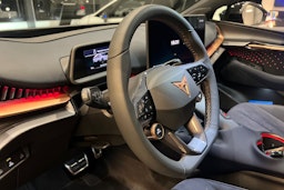 harmaa CUPRA Tavascan 2026 kuva 8.