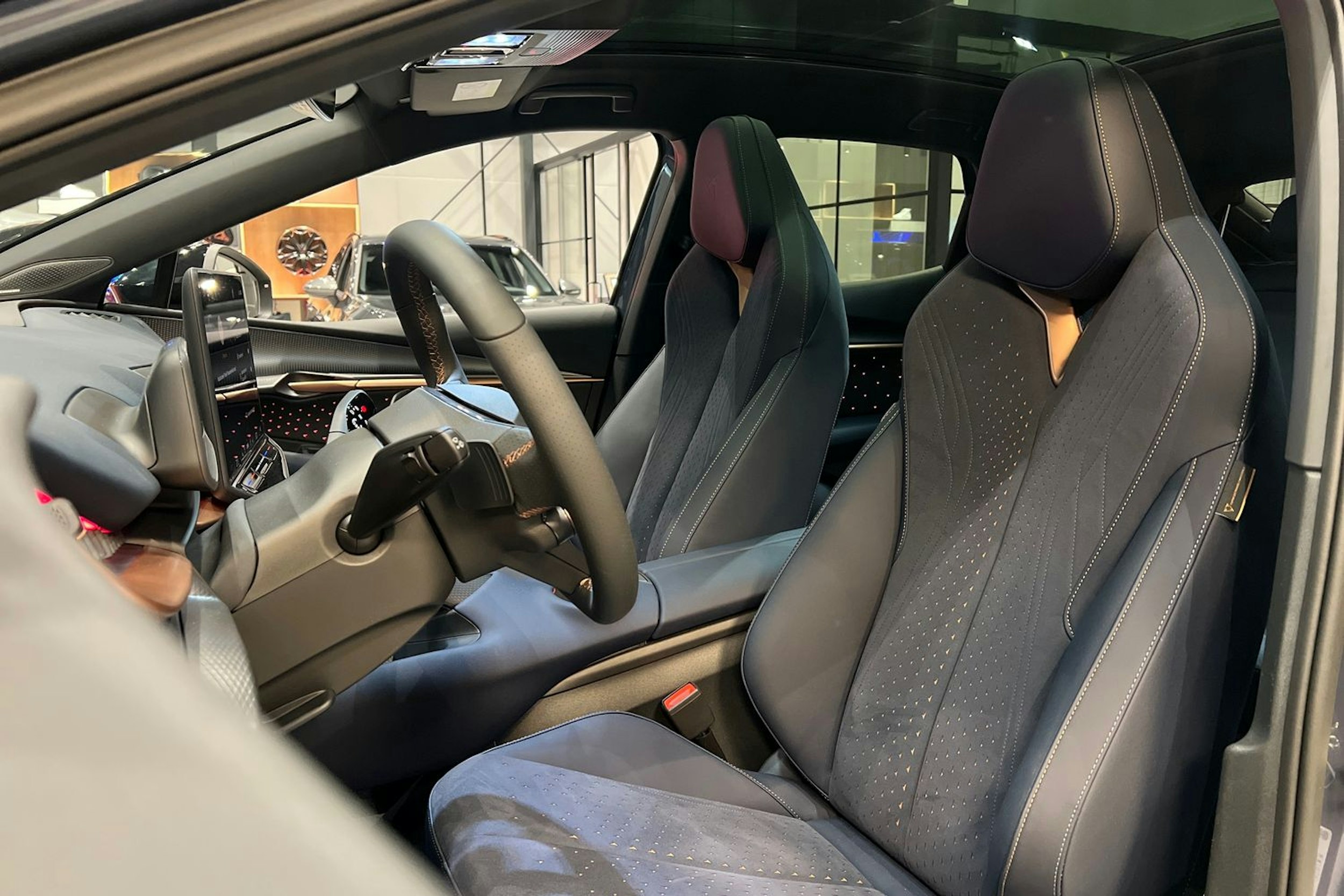 harmaa CUPRA Tavascan 2026 kuva 9.