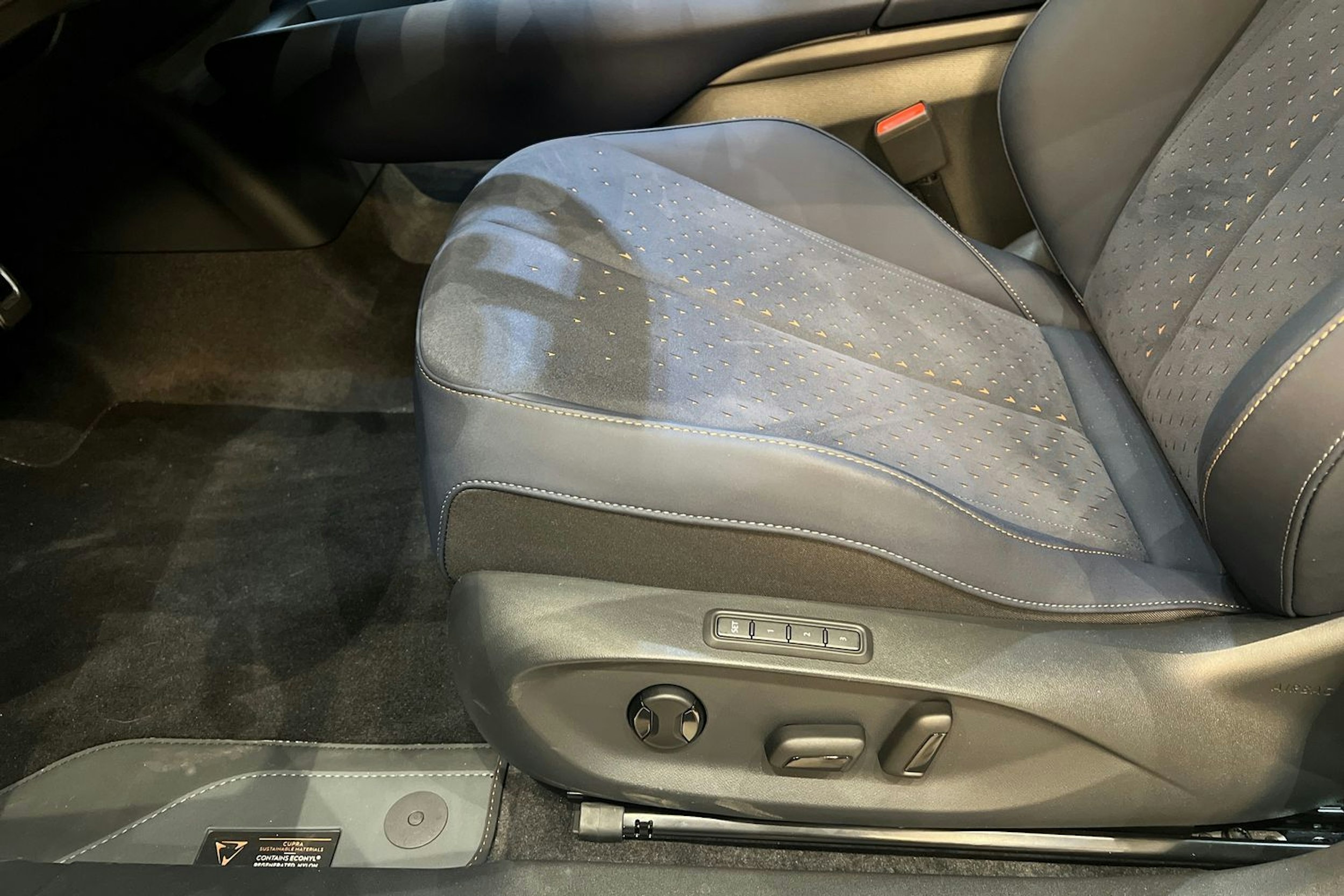 harmaa CUPRA Tavascan 2026 kuva 10.