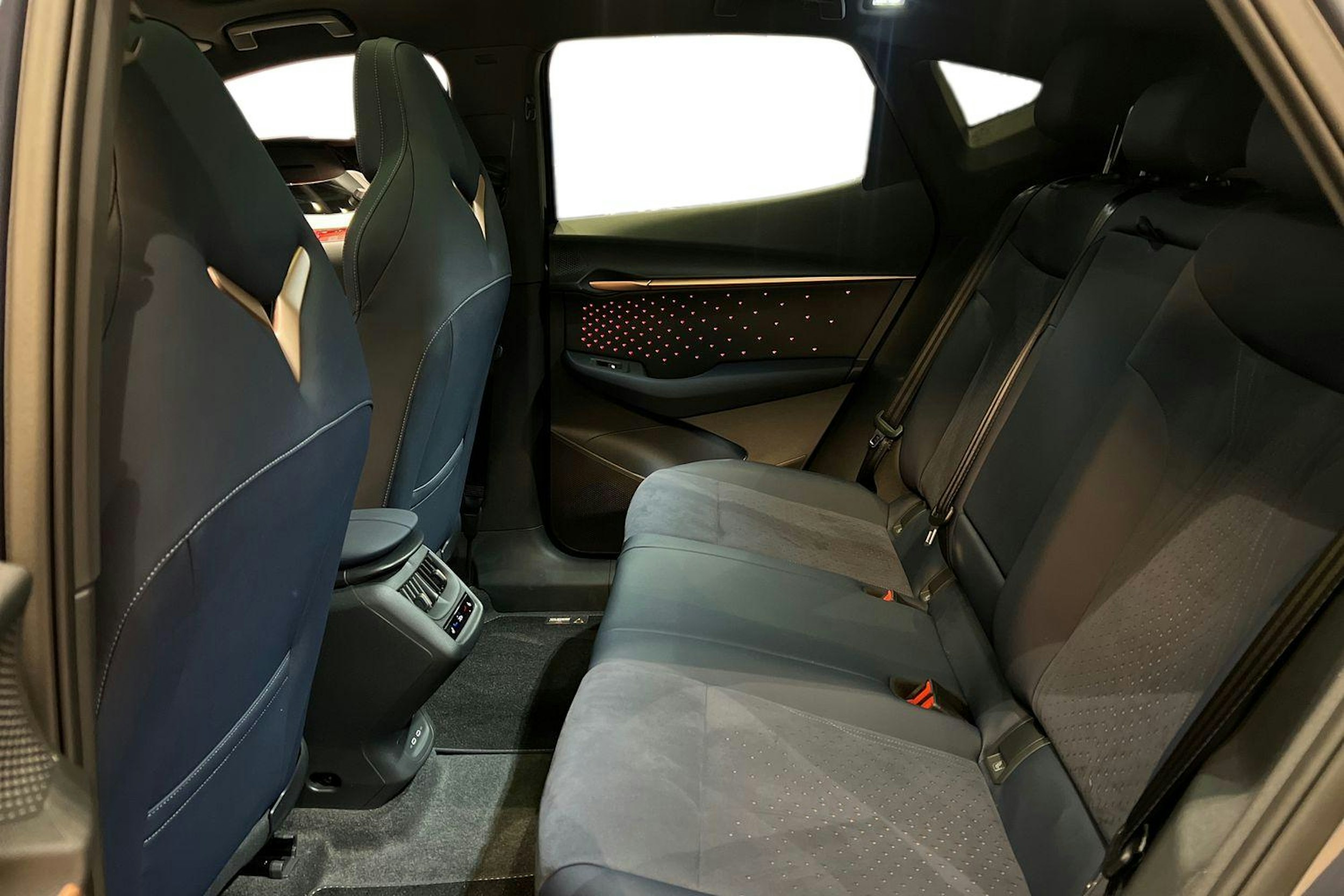 harmaa CUPRA Tavascan 2026 kuva 11.