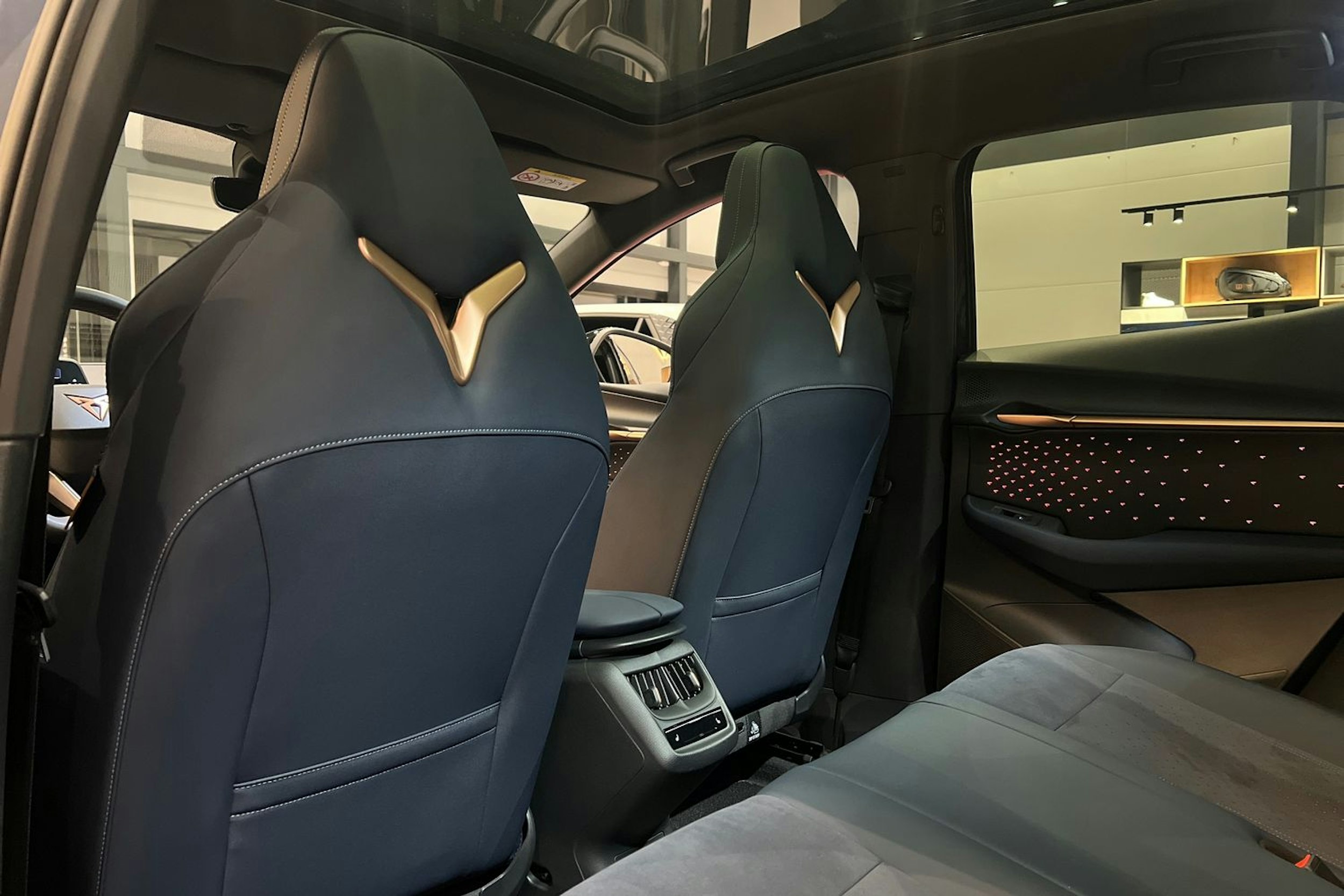 harmaa CUPRA Tavascan 2026 kuva 12.