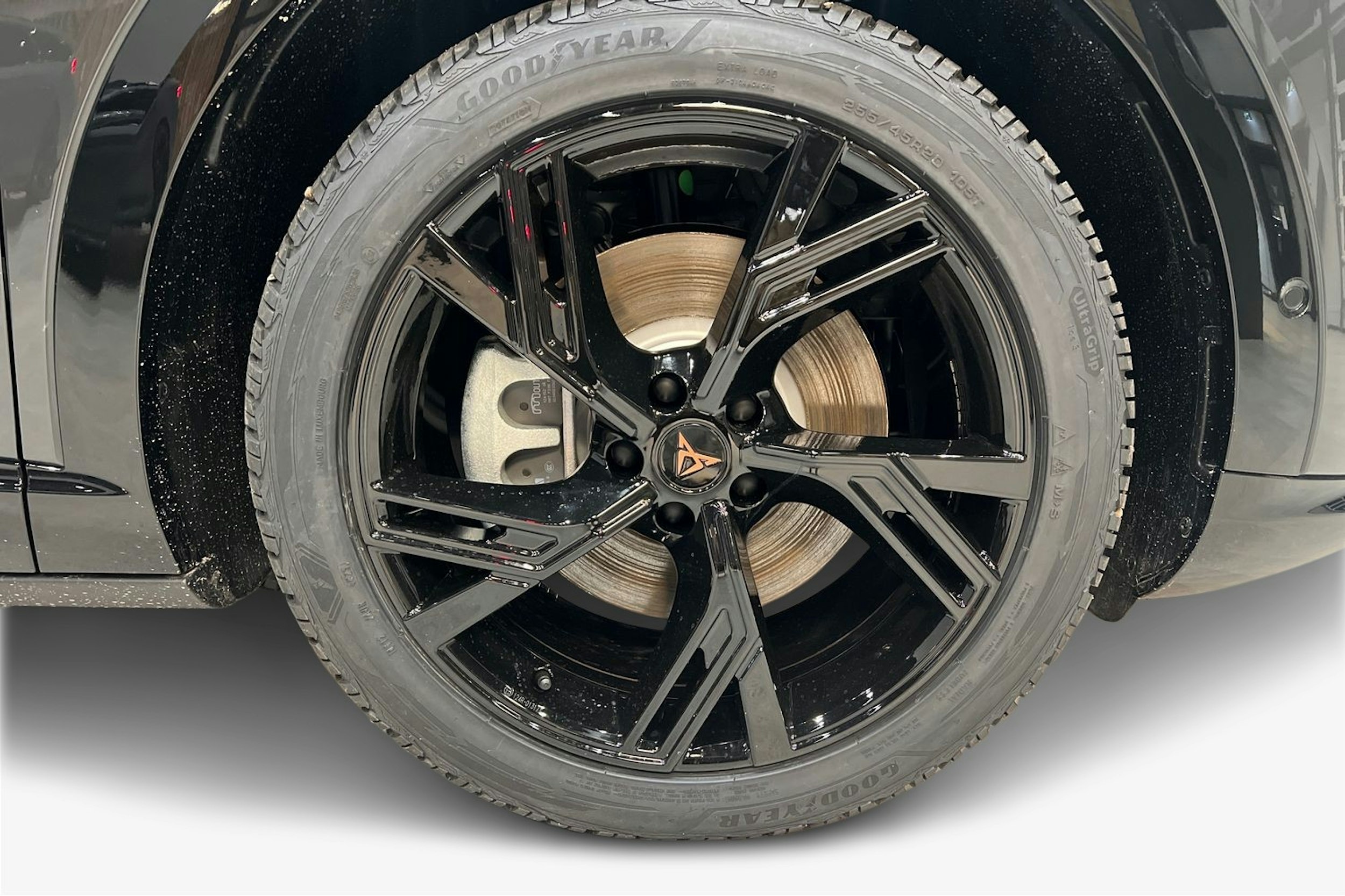 harmaa CUPRA Tavascan 2026 kuva 13.