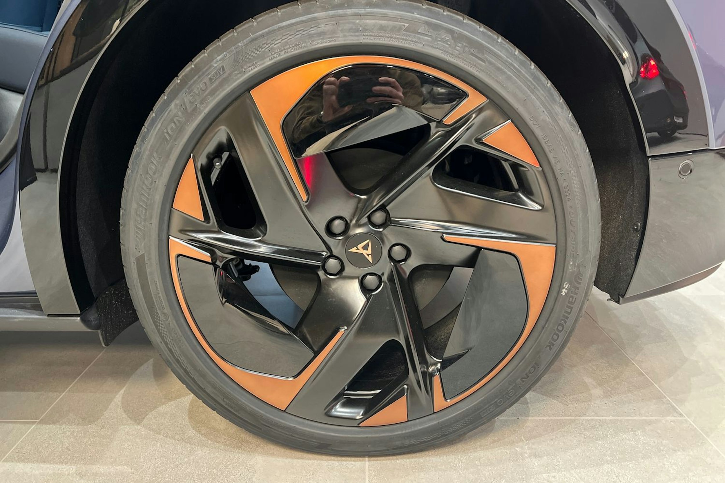 harmaa CUPRA Tavascan 2026 kuva 14.