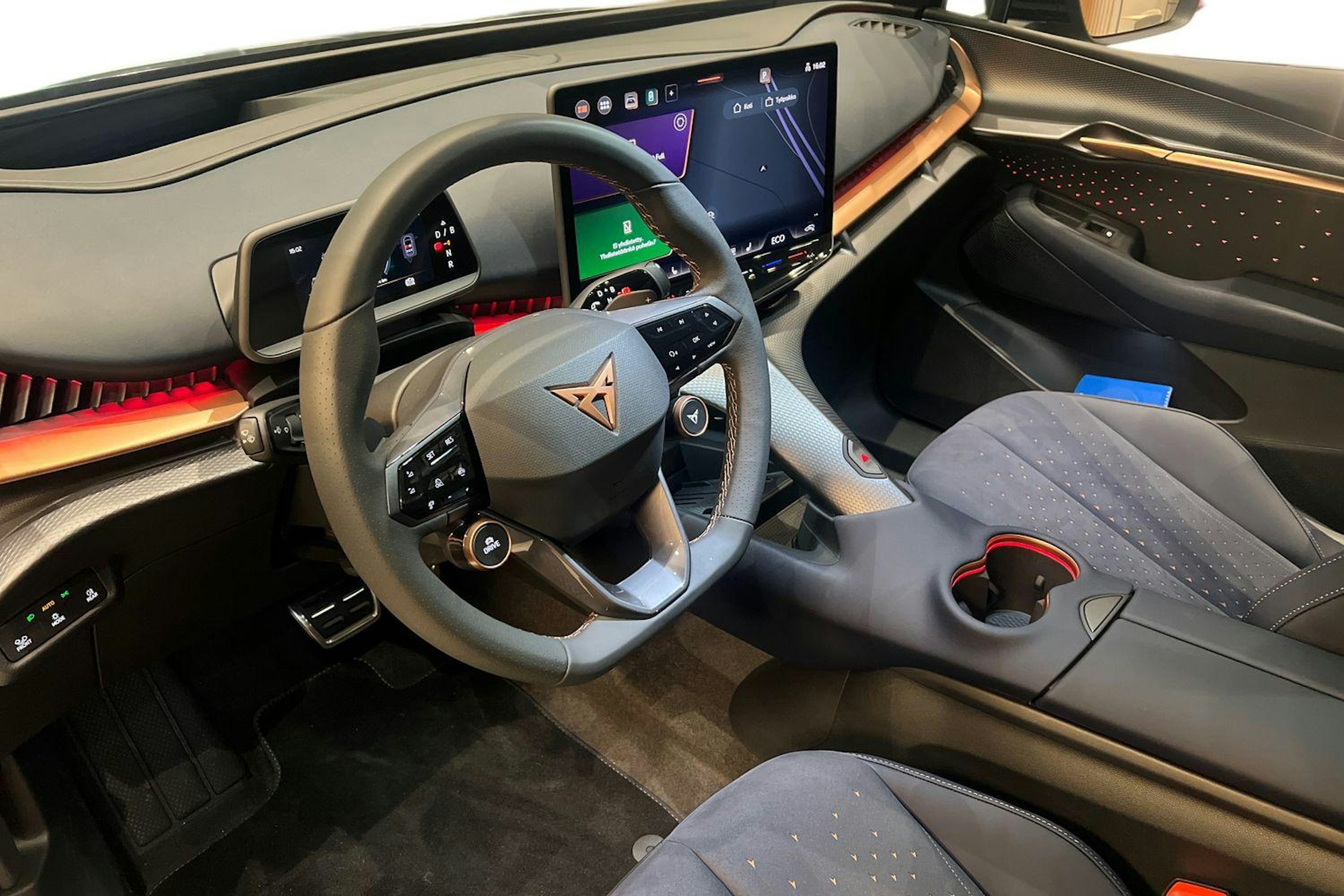 met. sininen CUPRA Tavascan 2026 kuva 6.