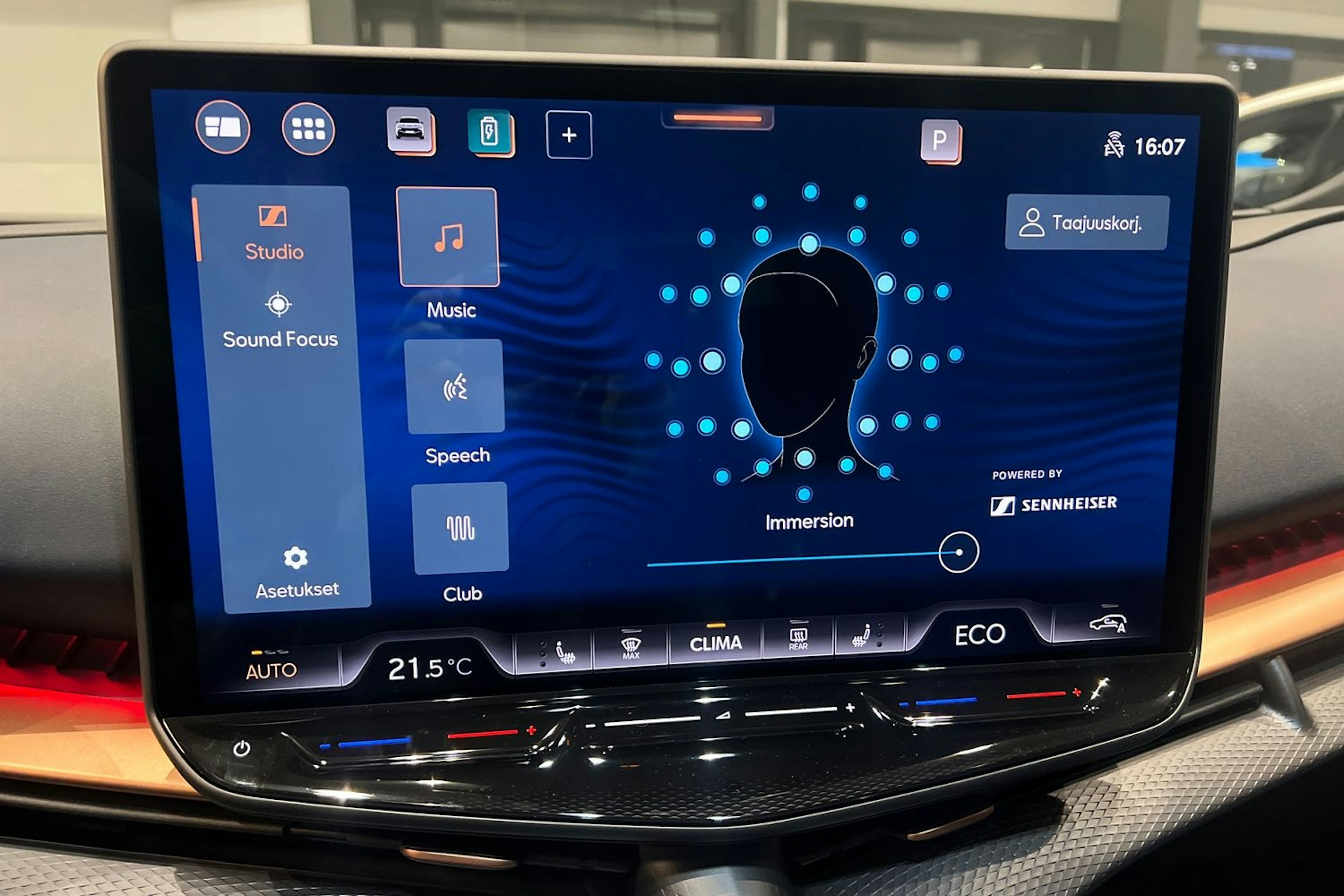 met. sininen CUPRA Tavascan 2026 kuva 9.