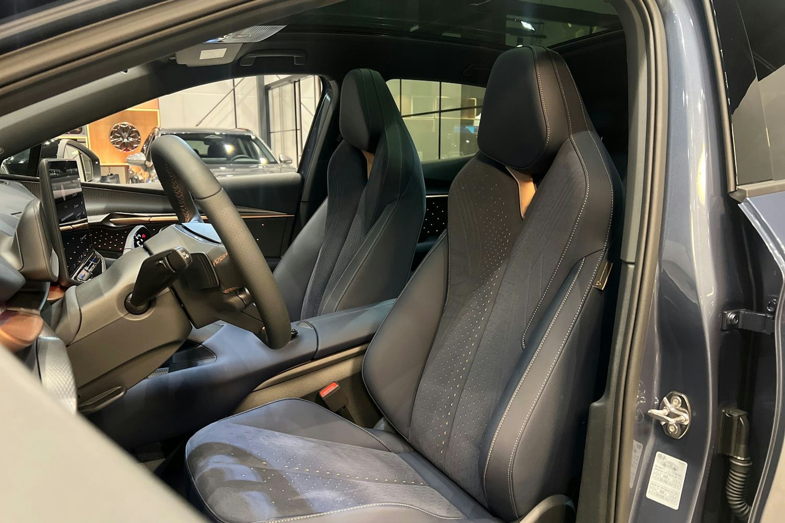 met. sininen CUPRA Tavascan 2026 kuva 10.