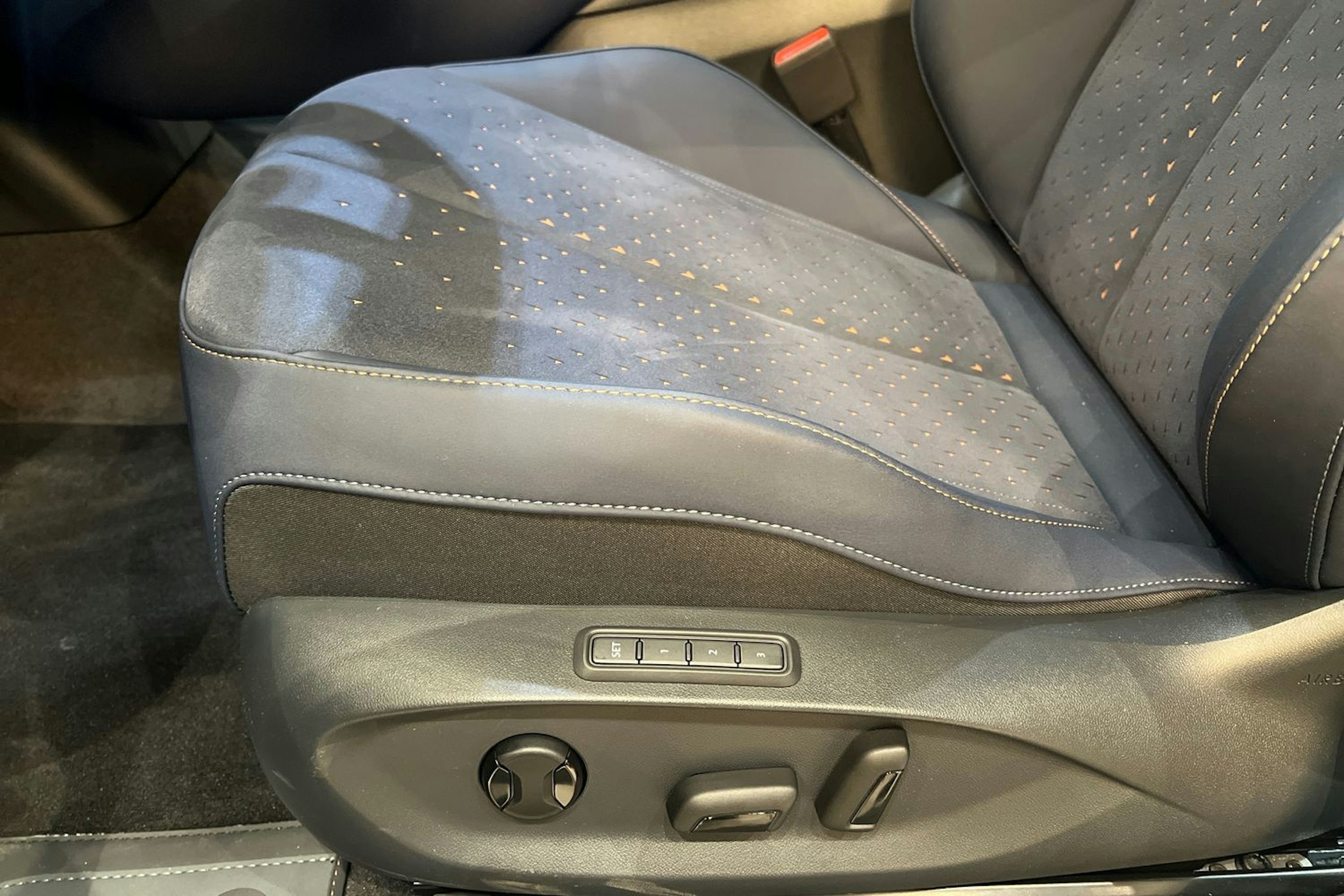 met. sininen CUPRA Tavascan 2026 kuva 11.