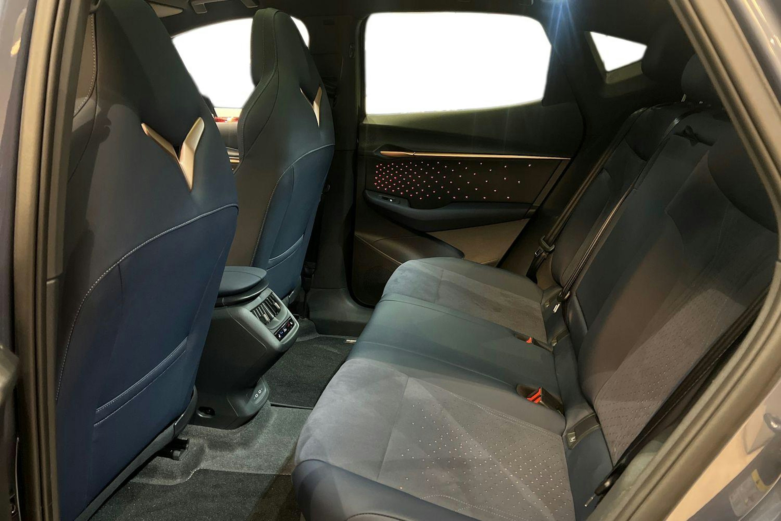 met. sininen CUPRA Tavascan 2026 kuva 12.