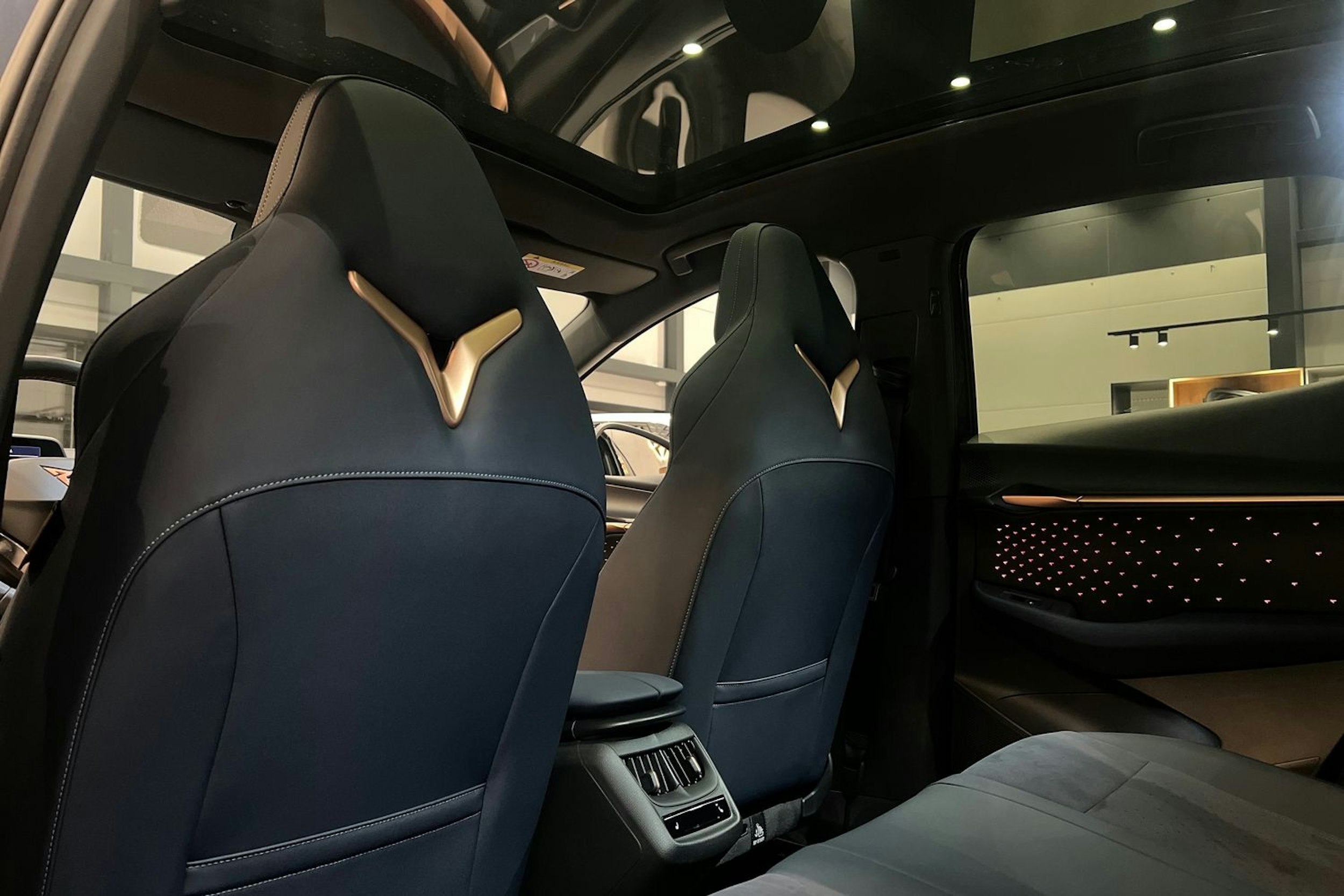 met. sininen CUPRA Tavascan 2026 kuva 13.