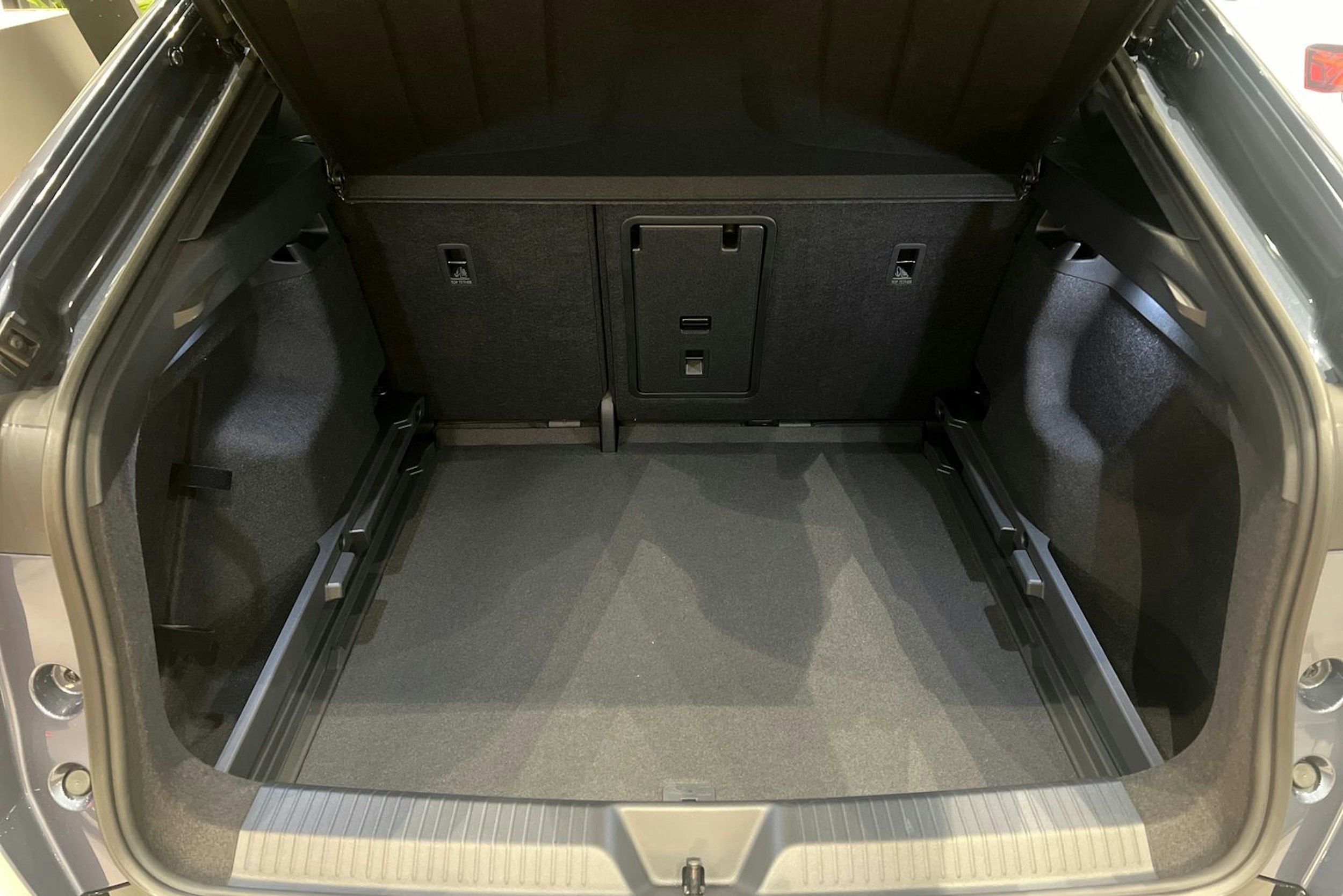 met. sininen CUPRA Tavascan 2026 kuva 15.