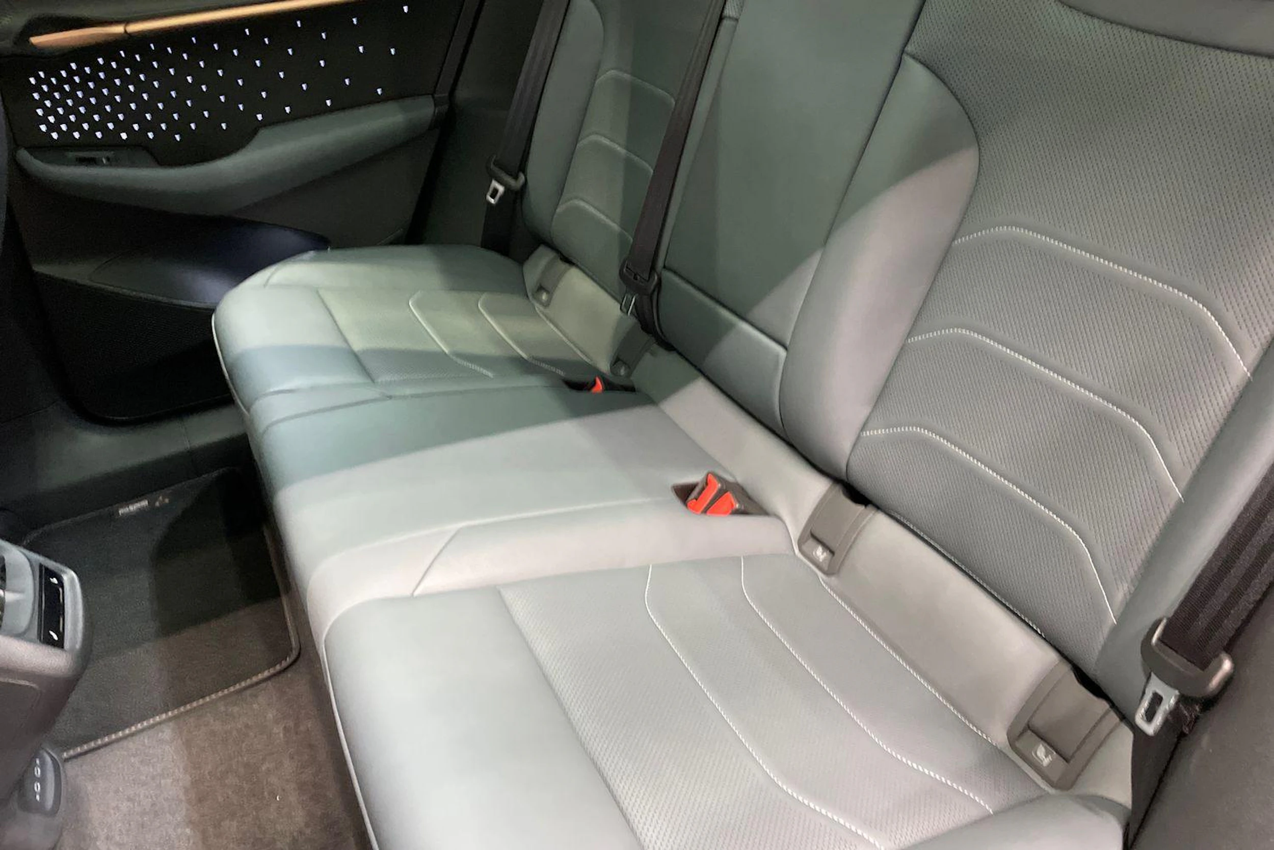 met. ruskea (beige) CUPRA Tavascan 2026 kuva 8.