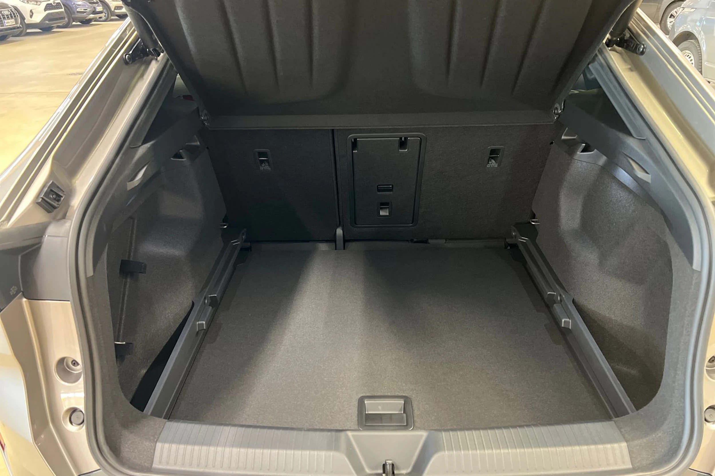 met. ruskea (beige) CUPRA Tavascan 2026 kuva 16.