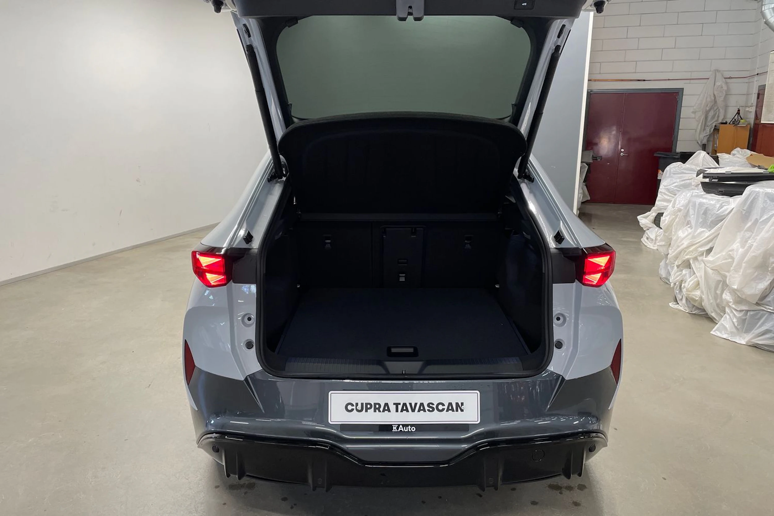 met. harmaa CUPRA Tavascan 2026 kuva 11.