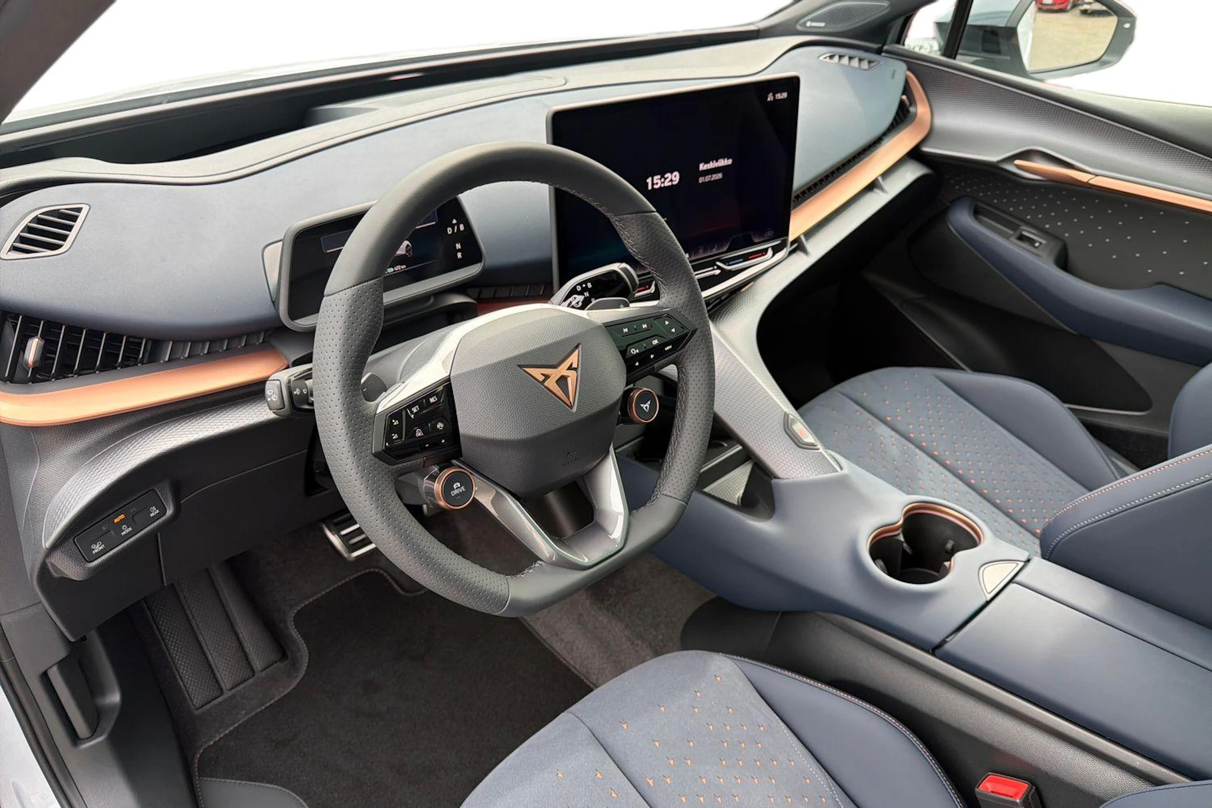harmaa CUPRA Tavascan 2026 kuva 6.