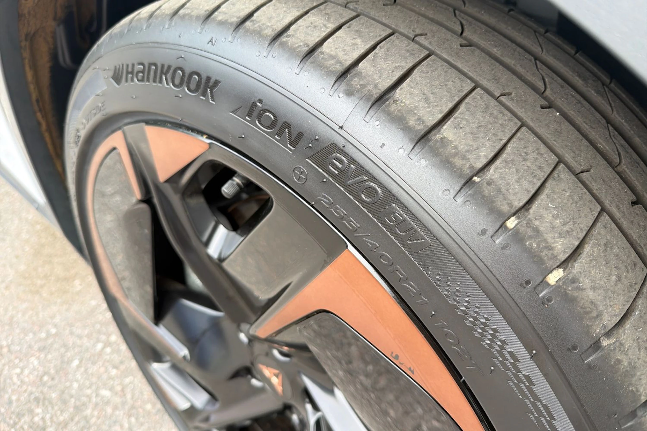 harmaa CUPRA Tavascan 2026 kuva 10.