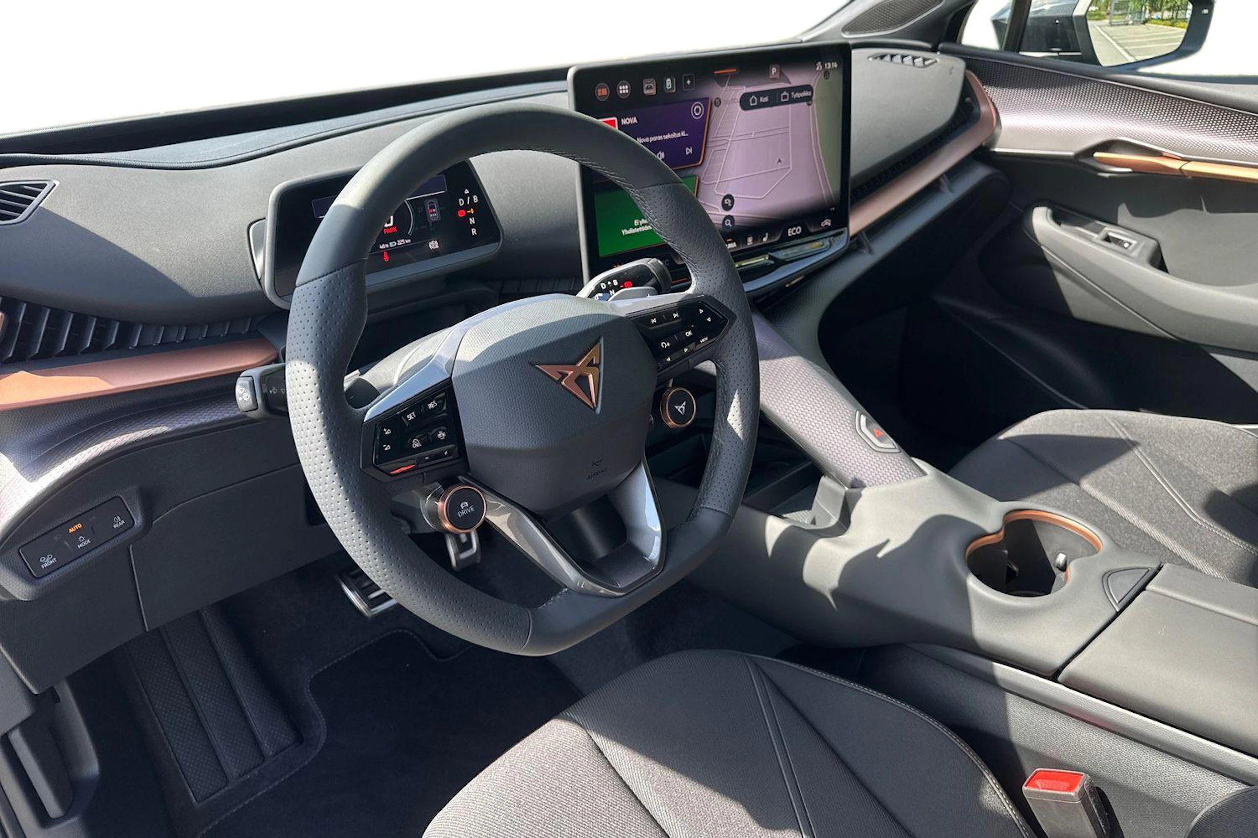 sininen CUPRA Tavascan 2026 kuva 6.