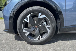 sininen CUPRA Tavascan 2026 kuva 10.