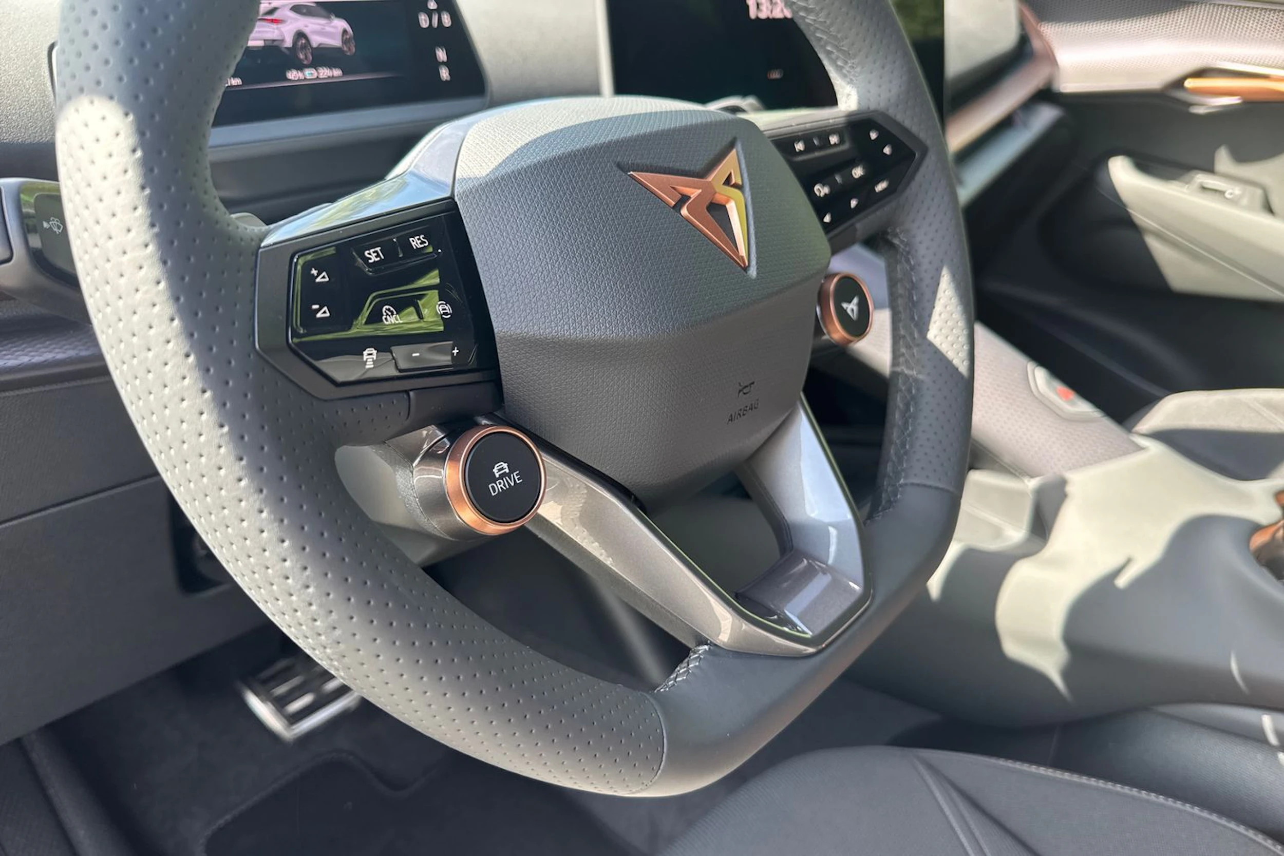 sininen CUPRA Tavascan 2026 kuva 18.