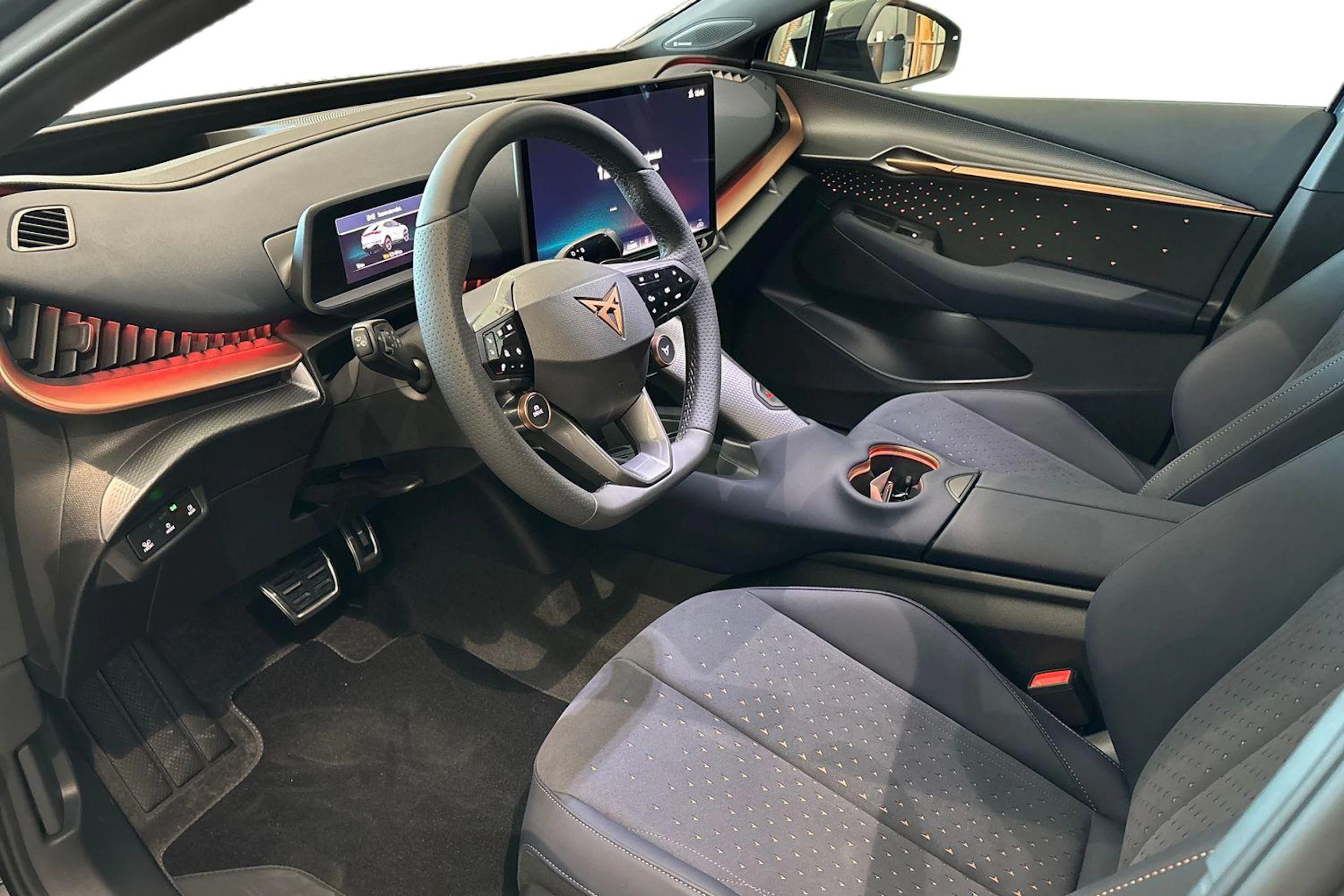 sininen CUPRA Tavascan 2026 kuva 6.