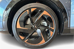 sininen CUPRA Tavascan 2026 kuva 9.