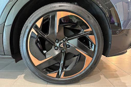 sininen CUPRA Tavascan 2026 kuva 10.