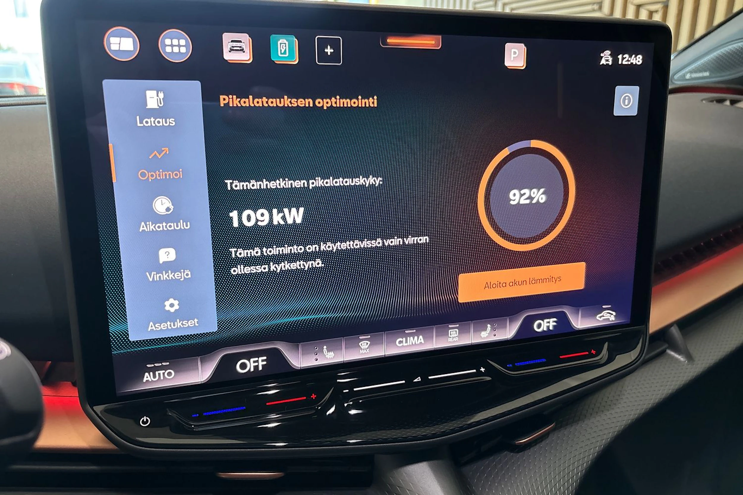 sininen CUPRA Tavascan 2026 kuva 12.