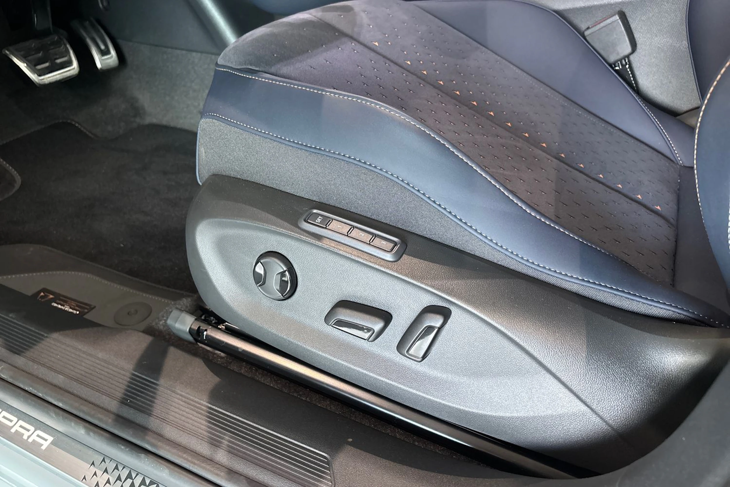 harmaa CUPRA Tavascan 2026 kuva 12.