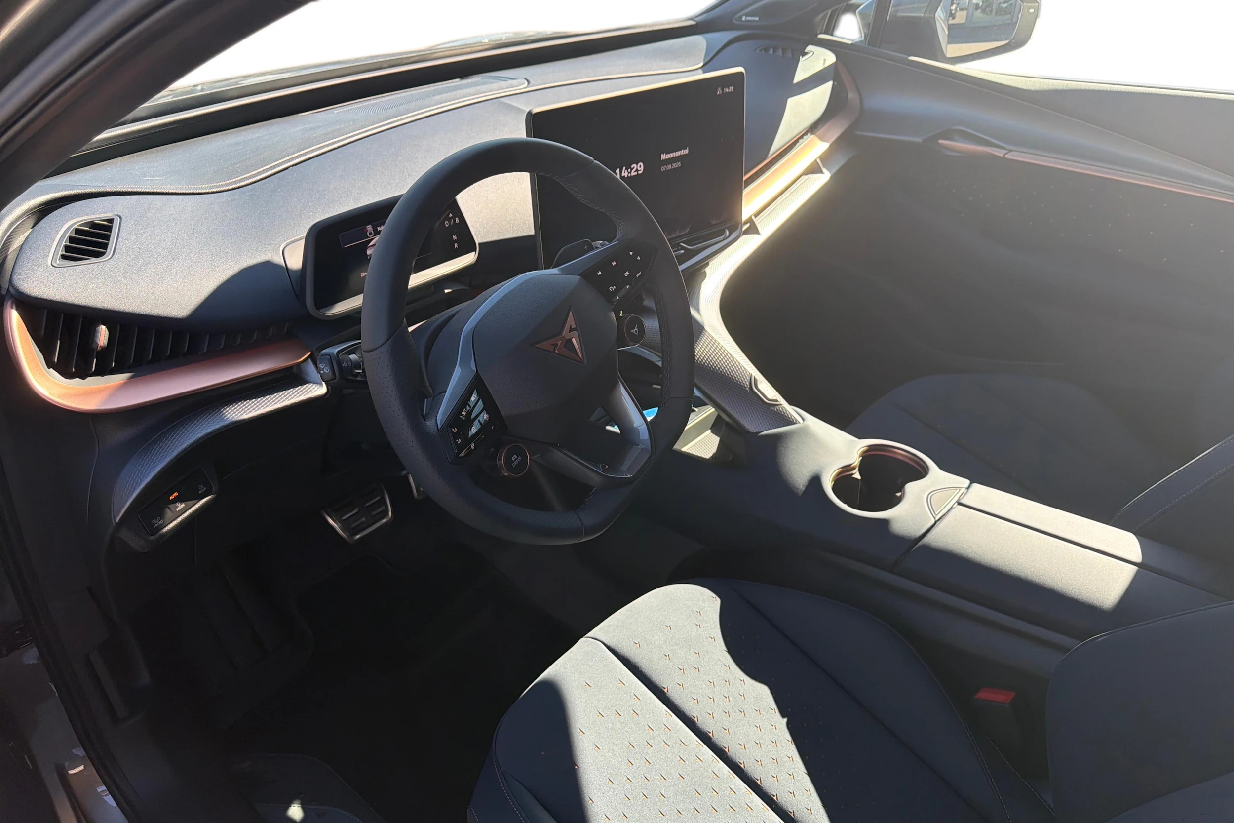 ruskea (beige) CUPRA Tavascan 2026 kuva 6.