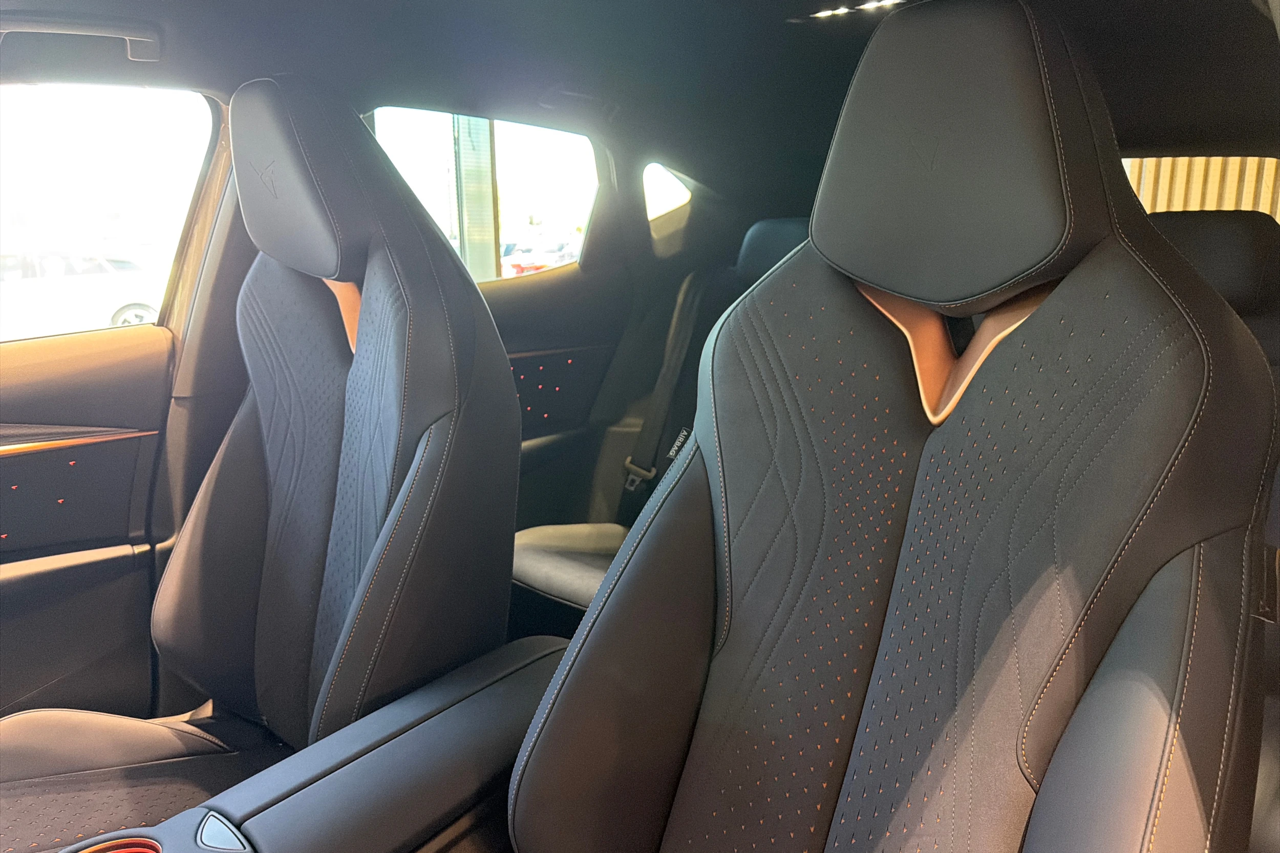 ruskea (beige) CUPRA Tavascan 2026 kuva 13.