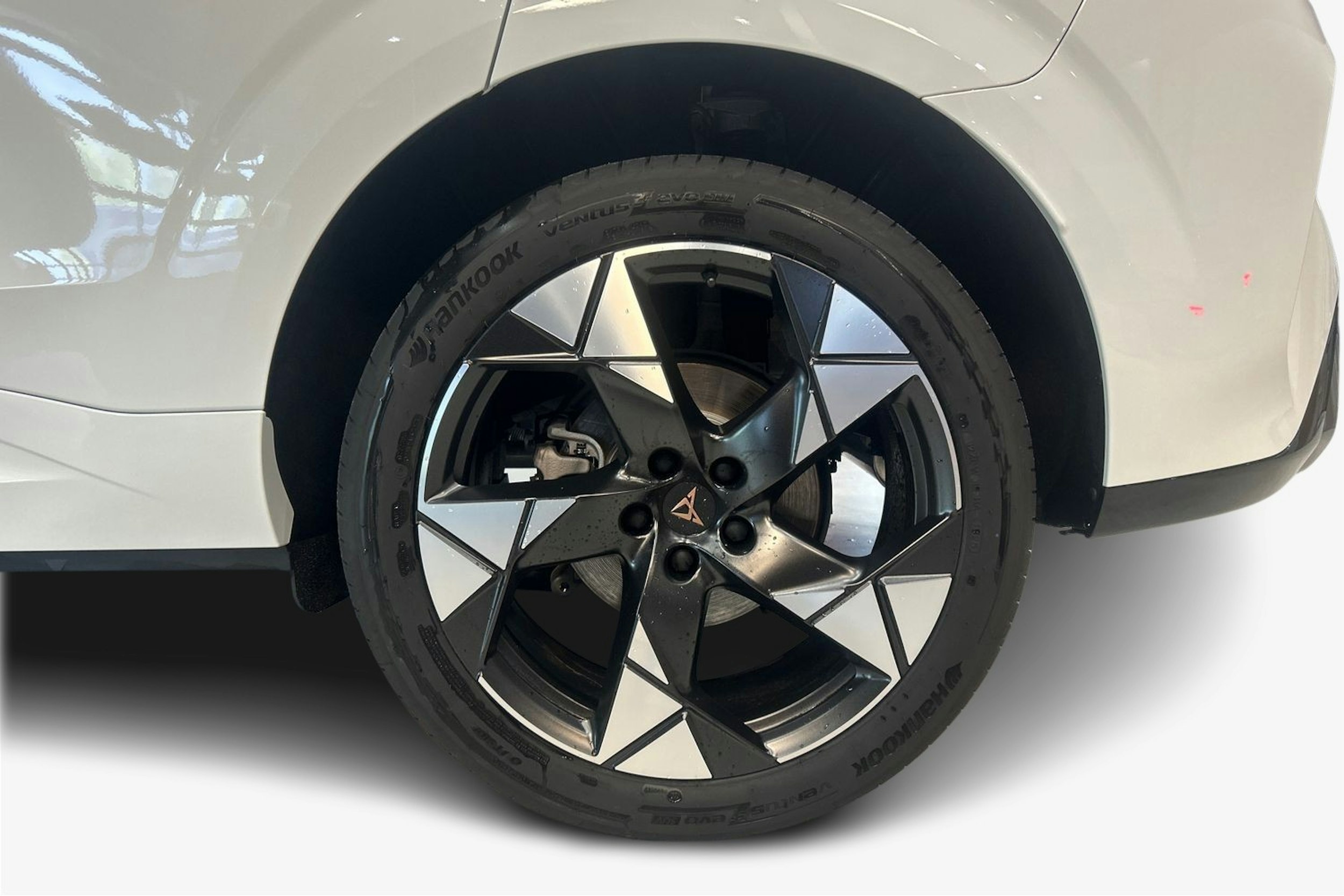 valkoinen CUPRA Terramar 2025 kuva 9.