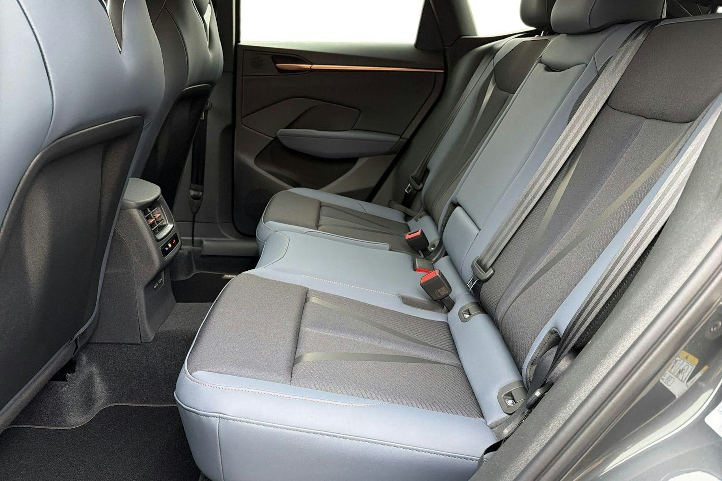 harmaa CUPRA Terramar 2026 kuva 8.