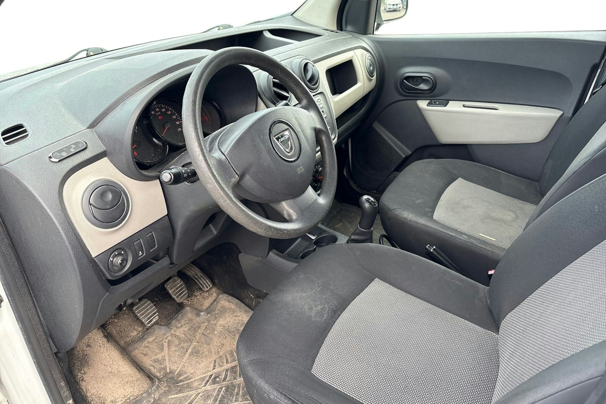 valkoinen Dacia Dokker Van 2015 kuva 3.