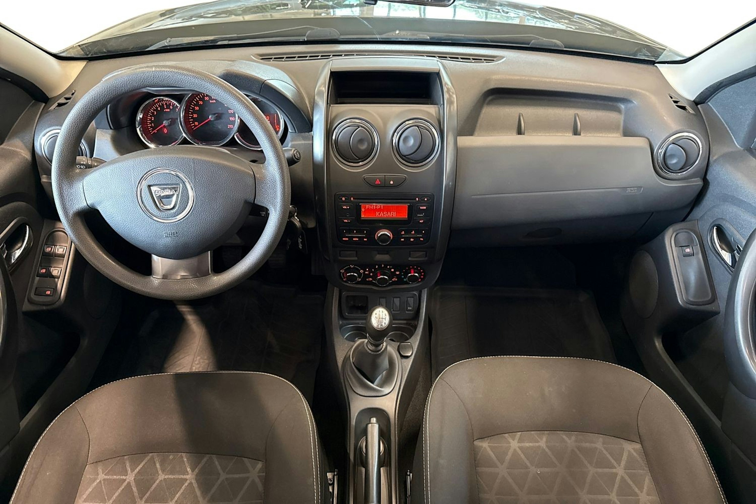 vihreä Dacia Duster 2014 kuva 9.