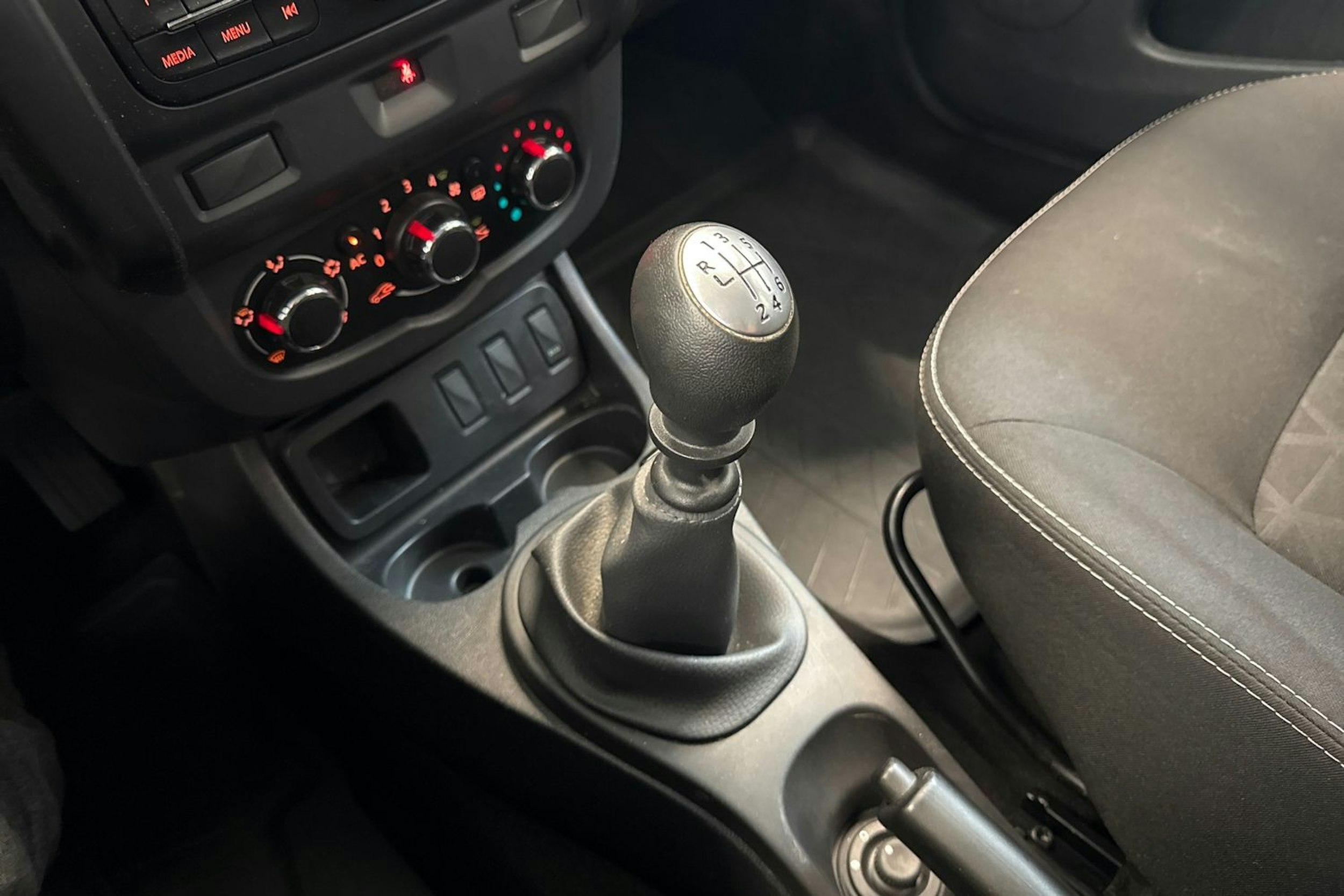 vihreä Dacia Duster 2014 kuva 16.