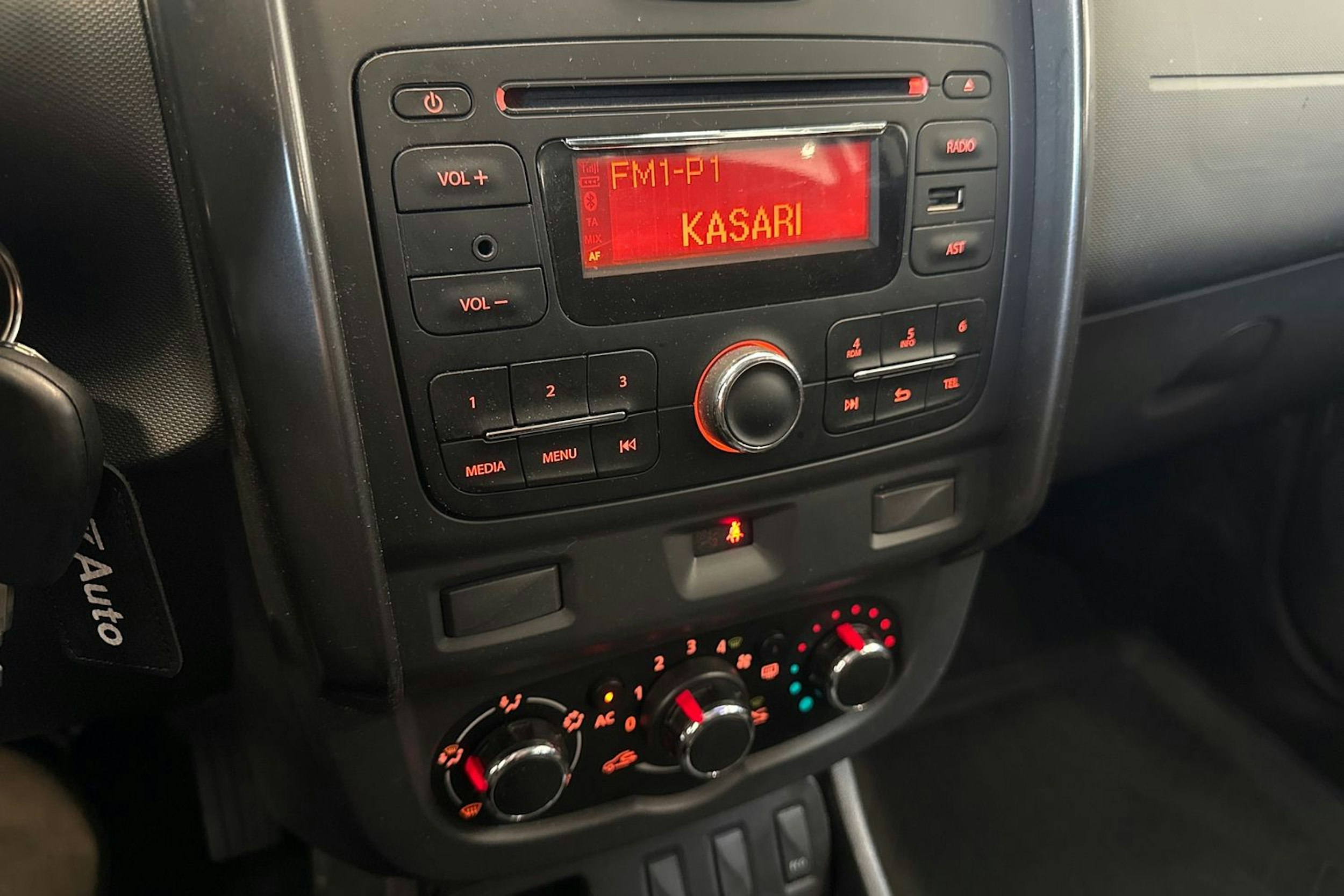 vihreä Dacia Duster 2014 kuva 17.