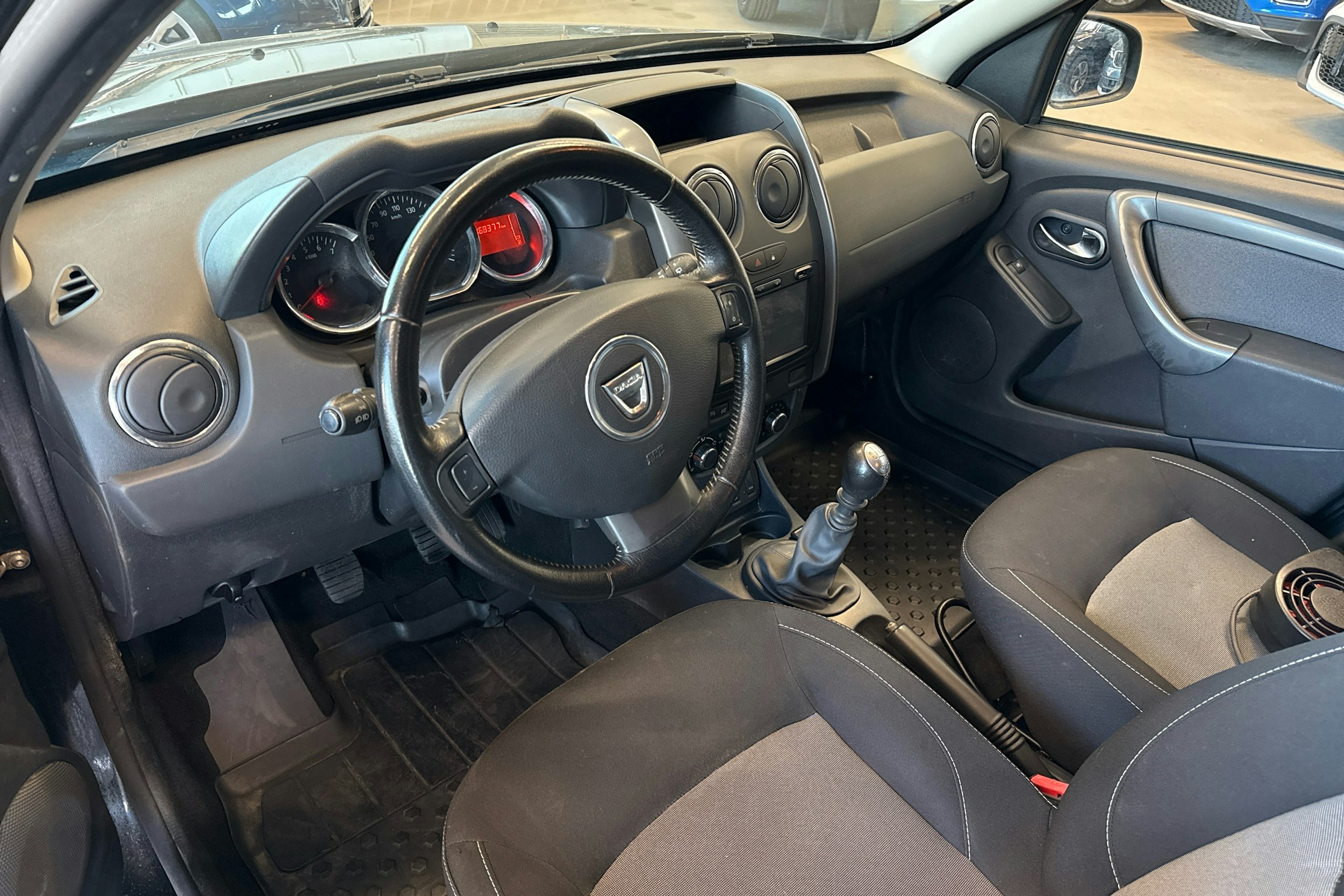 musta Dacia Duster 2016 kuva 6.