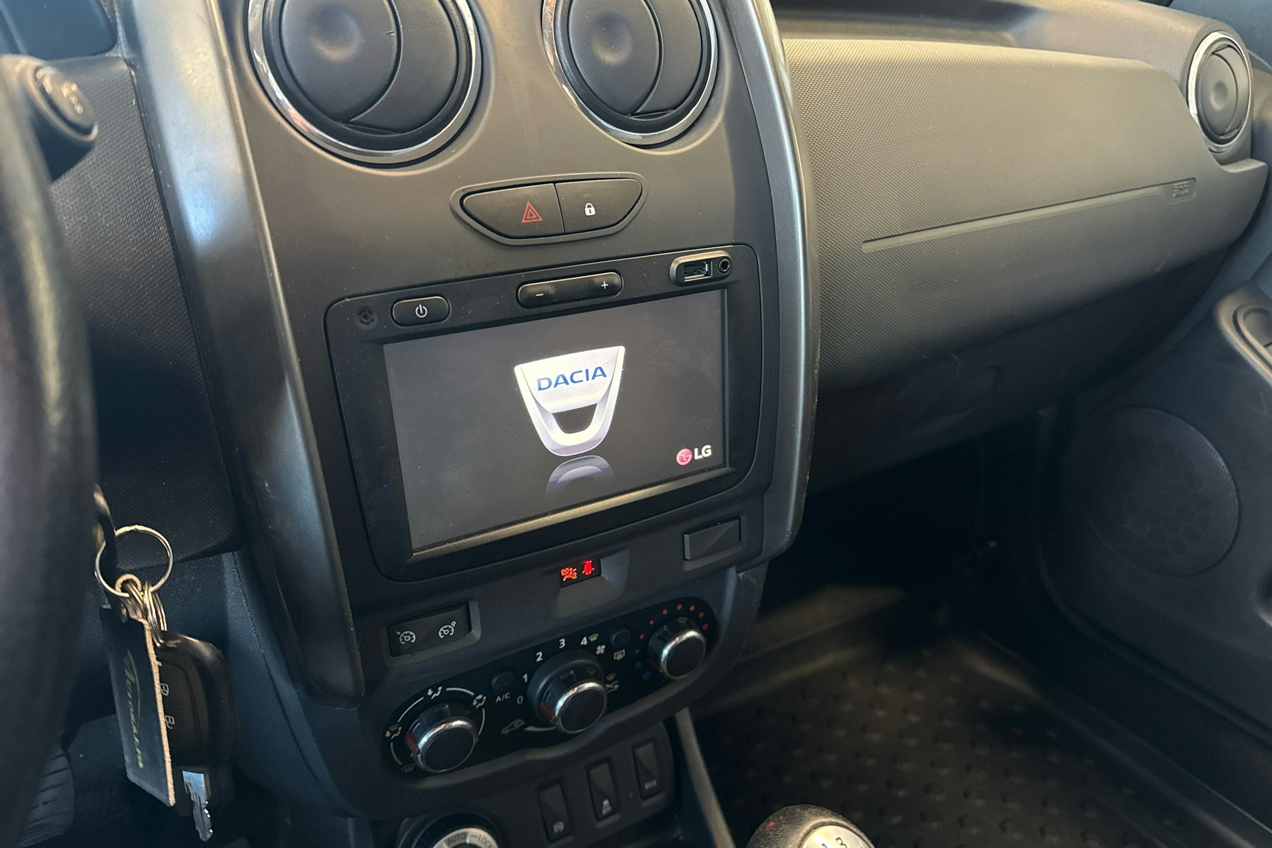 musta Dacia Duster 2016 kuva 13.