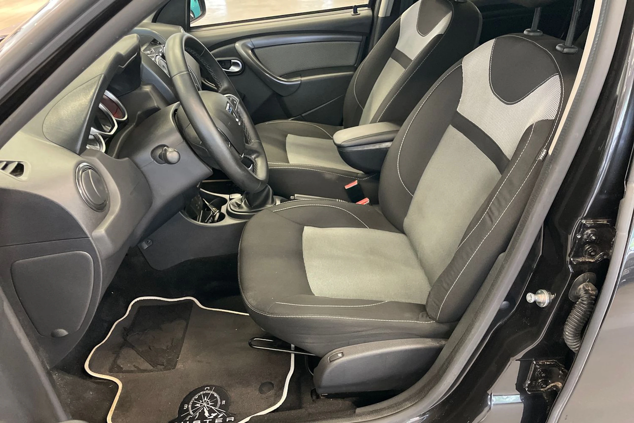 musta Dacia Duster 2017 kuva 11.