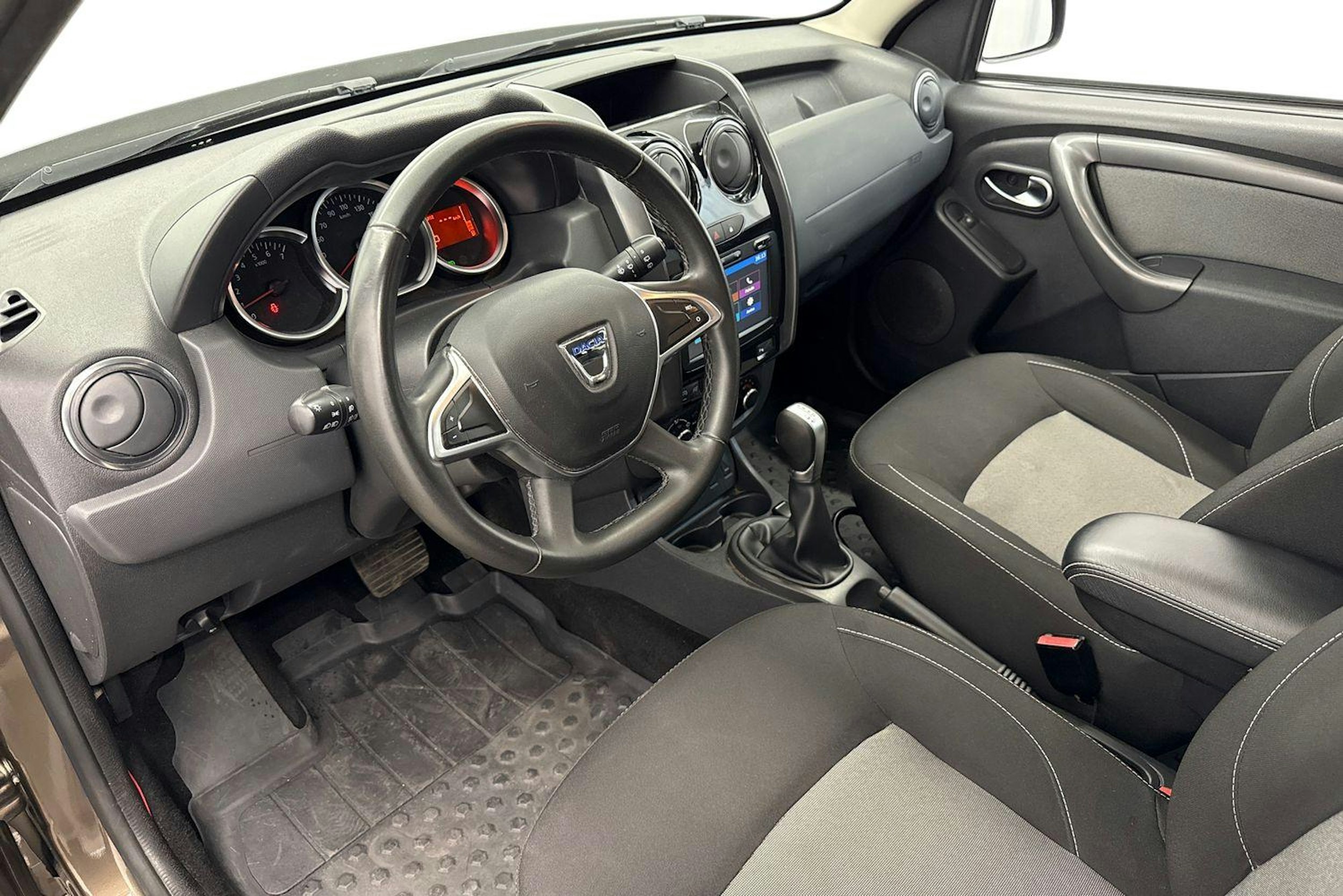 Ruskea (beige) Dacia Duster 2017 kuva 7.