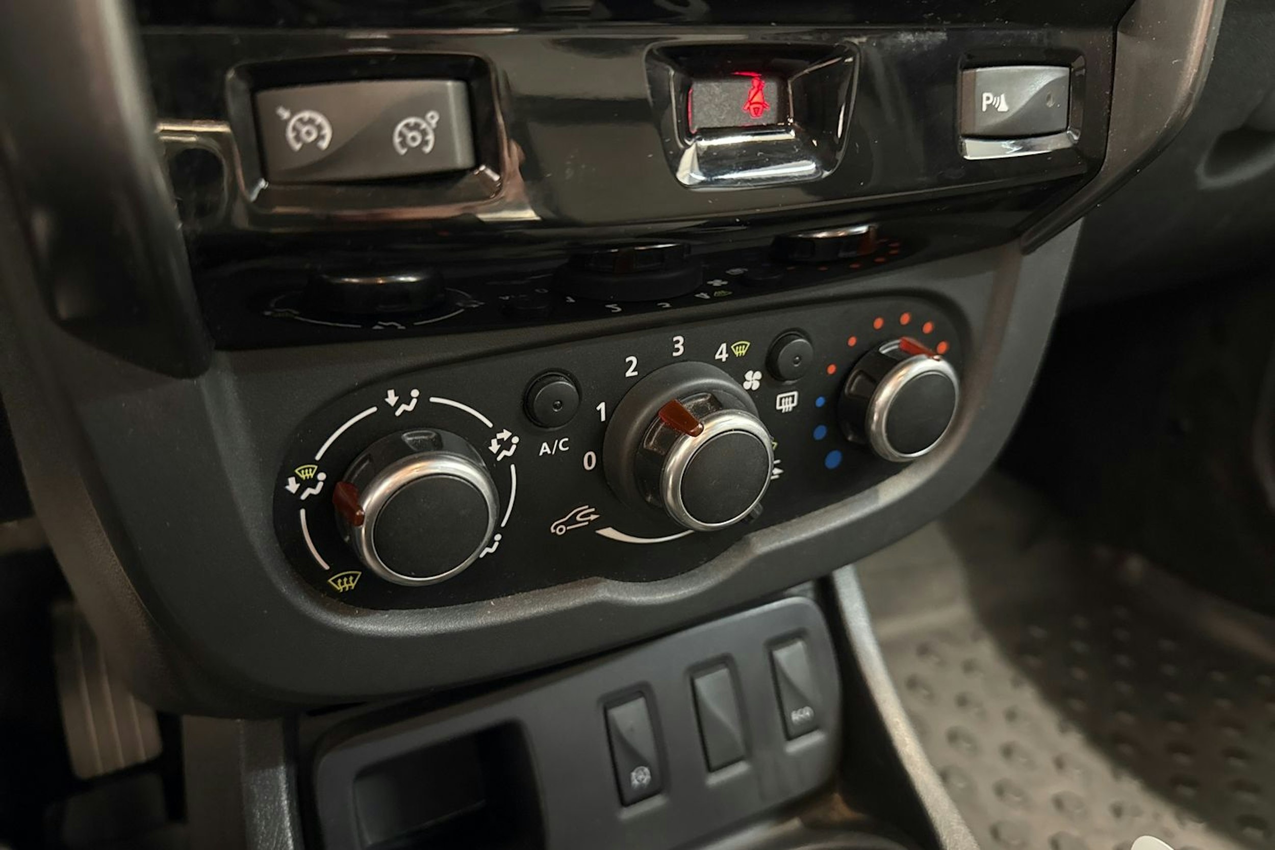 Ruskea (beige) Dacia Duster 2017 kuva 23.