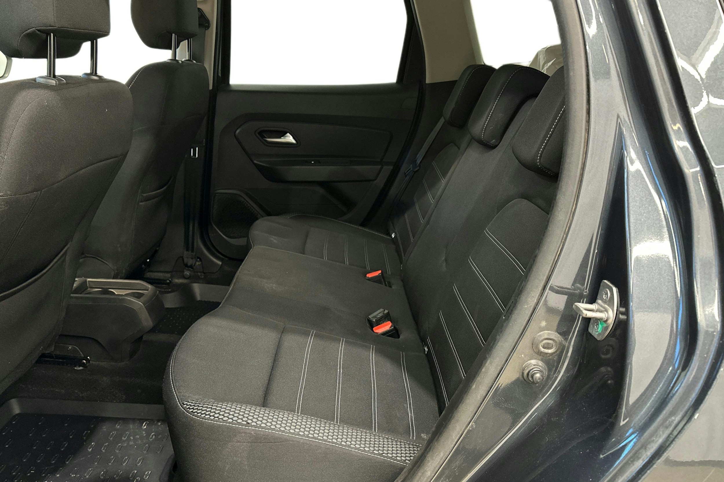 harmaa metalliväri Dacia Duster 2019 kuva 10.