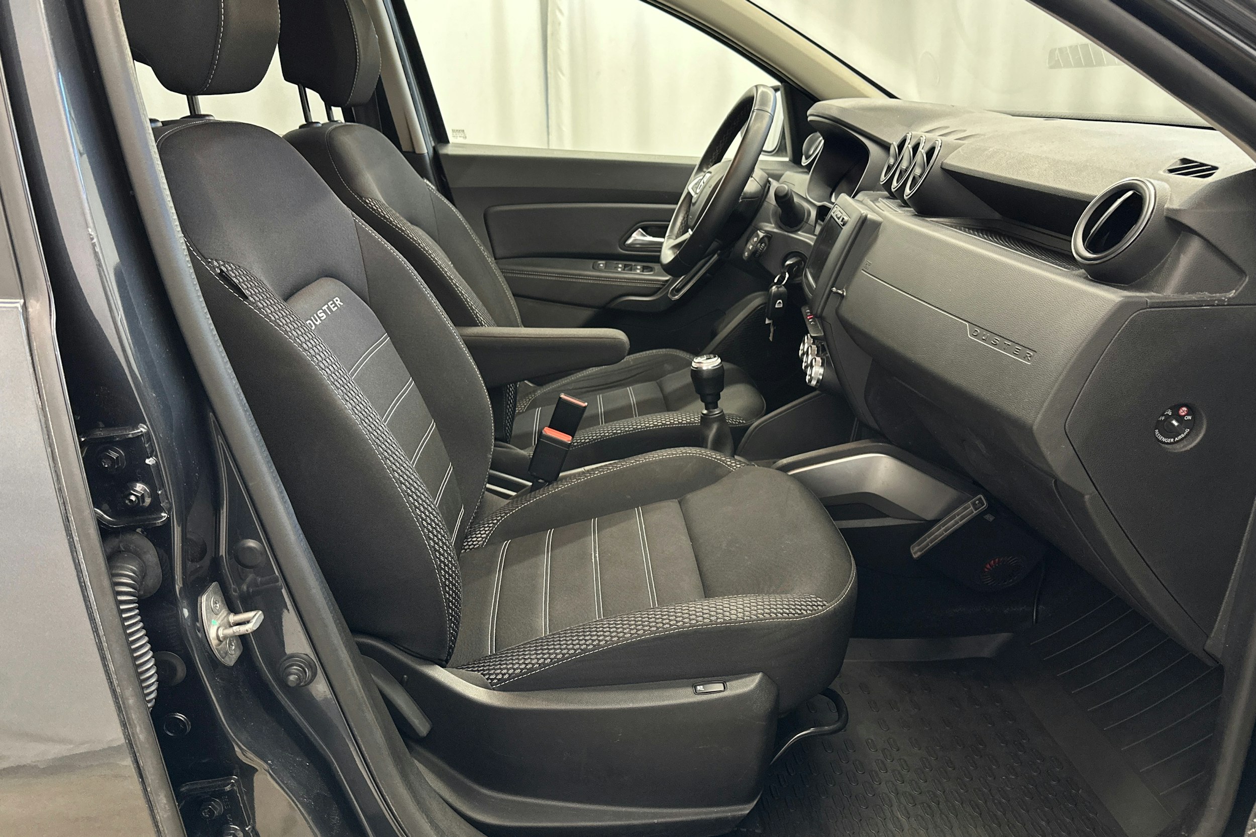 harmaa metalliväri Dacia Duster 2019 kuva 13.