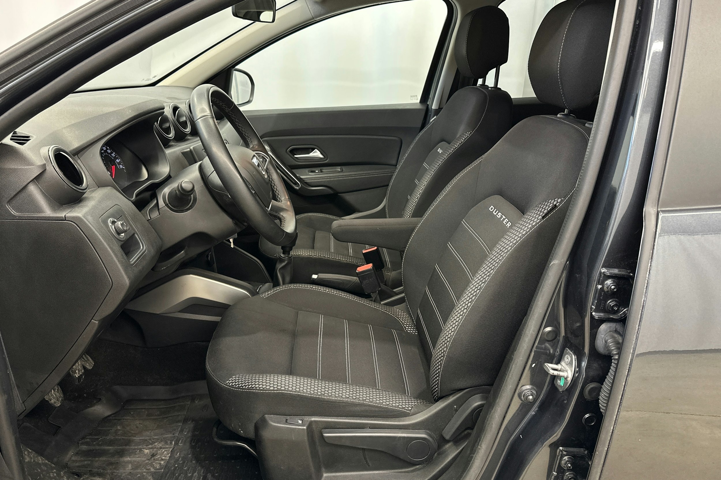 harmaa metalliväri Dacia Duster 2019 kuva 16.