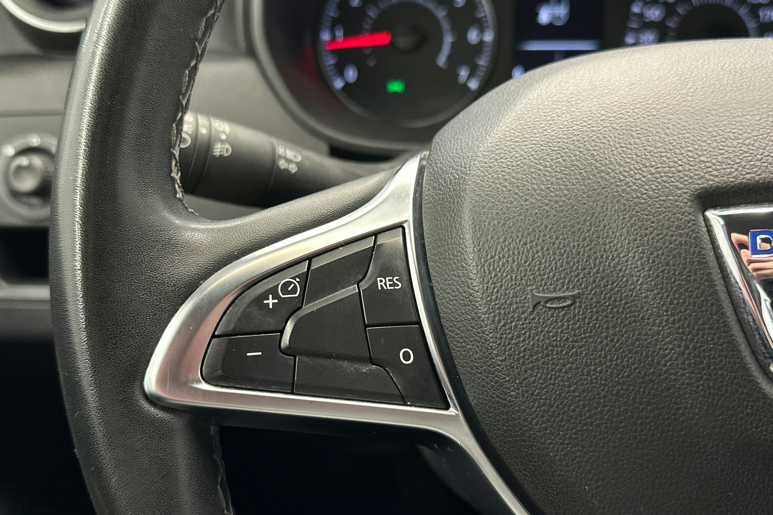 harmaa metalliväri Dacia Duster 2019 kuva 17.